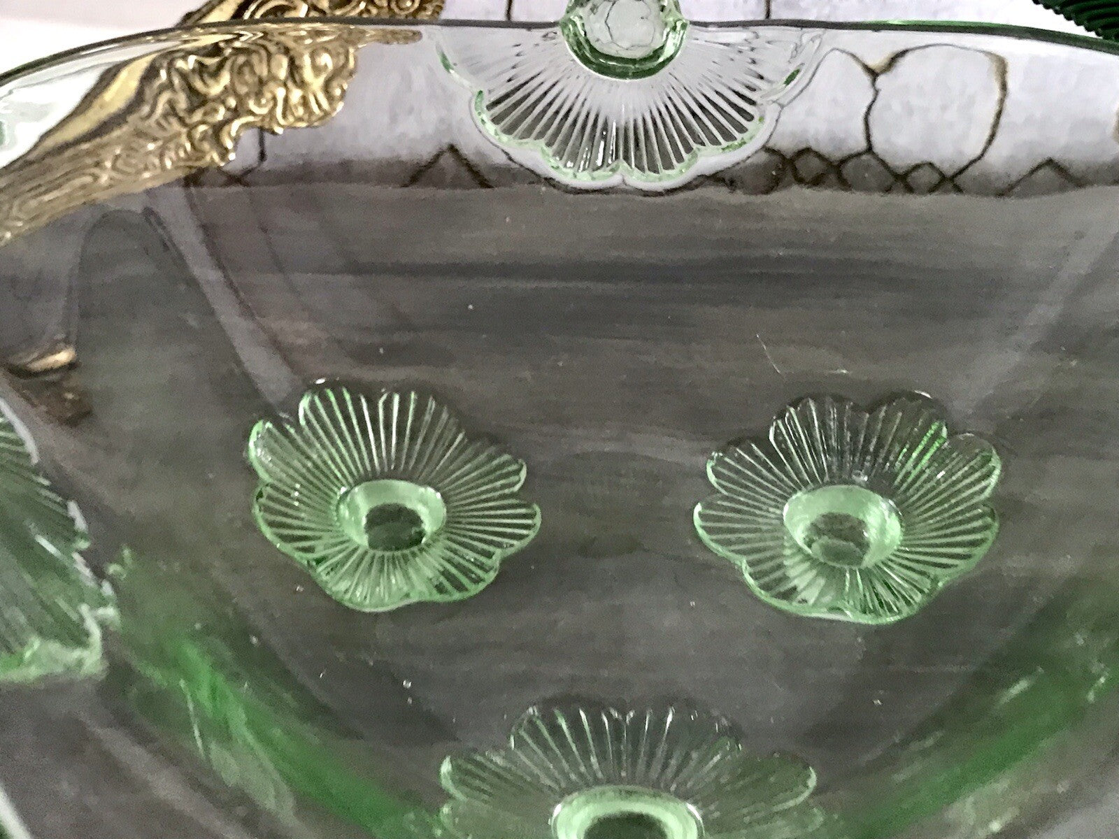 Antik Art Déco kanarien grün Pressglas Schale Glas dreipassig markant Blumen