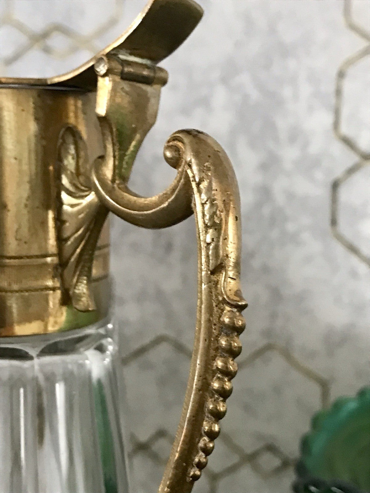 Antik Karaffe Dekanter Messing vergoldet? Metallmontur Glas Flächenschliff Edel!
