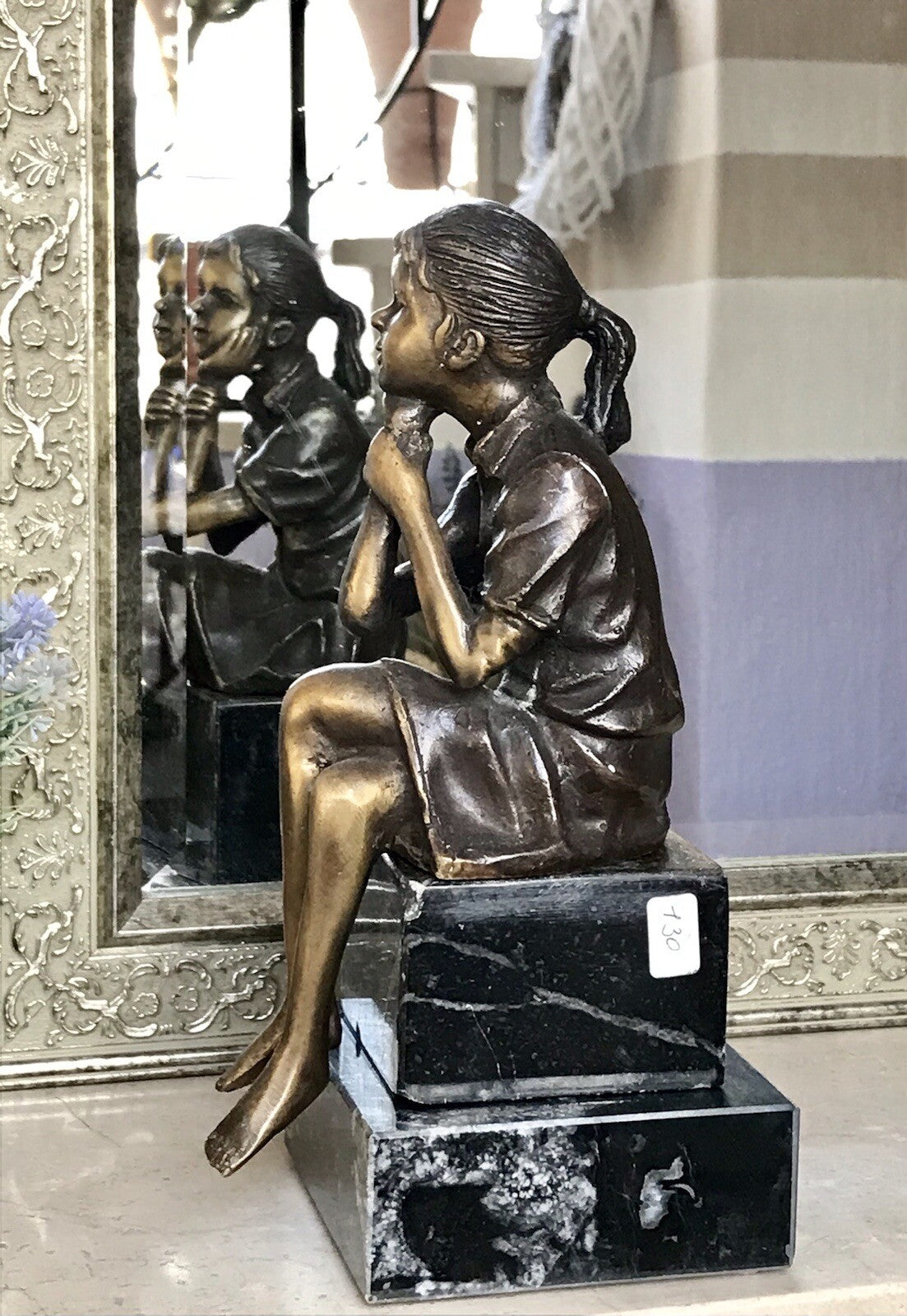 Vintage Bronze Figur Skulptur sitzendes Mädchen m. Hand am Kinn Marmorsockel