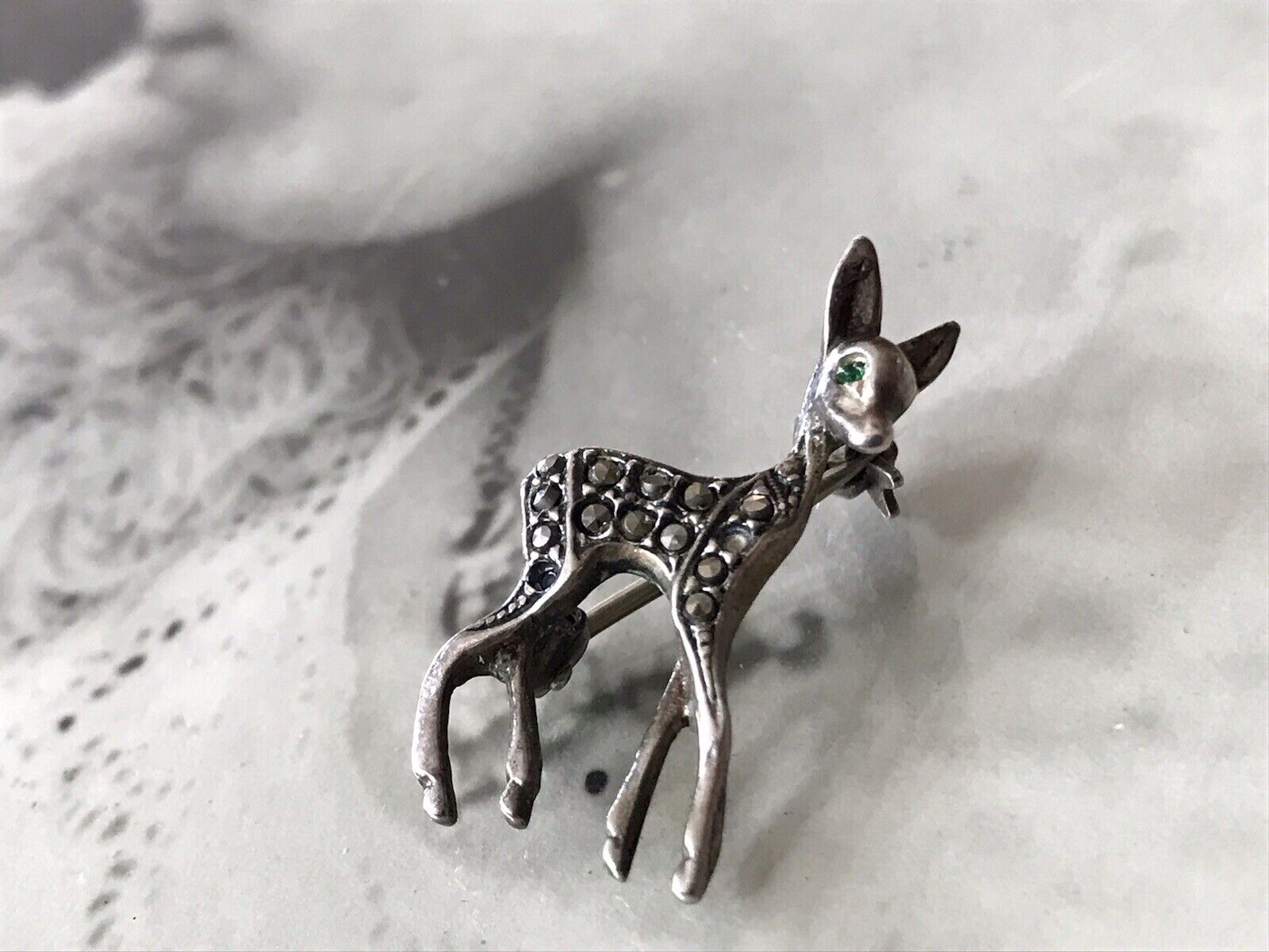 Antik Art Déco Edel Brosche Silber 835 Markasite Rehkitz Grüne Augen