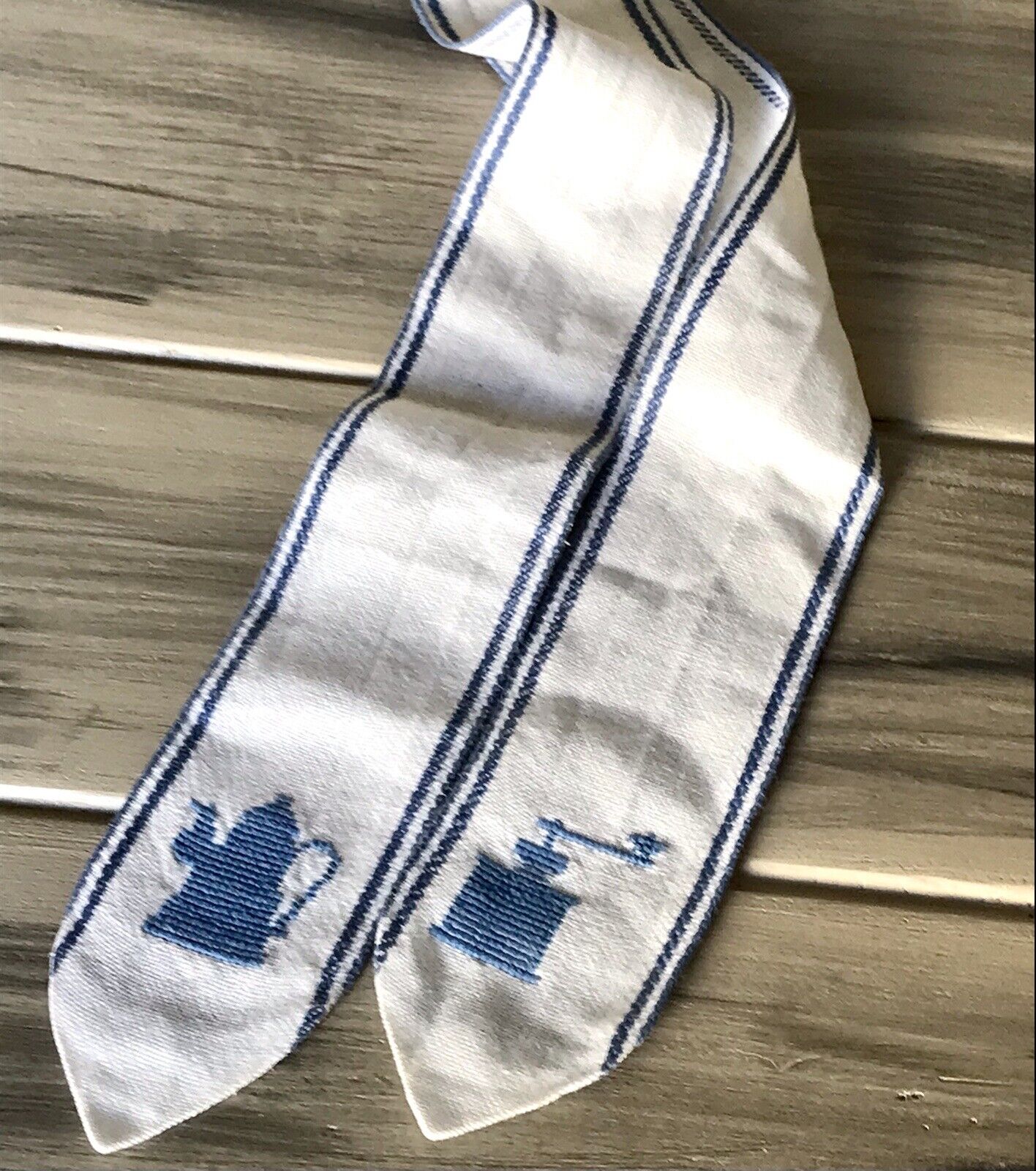 Antik Tischband Leinen weiß blau bestickt Kaffeemühle Kaffeekanne Kreuzbandmuste