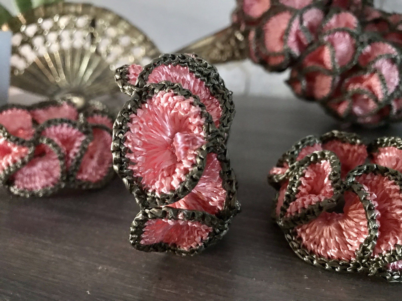 Alt Vintage 17 Serviettenringe rosa & grau  gehäkelt 50er-70er Jahre Kunstbast