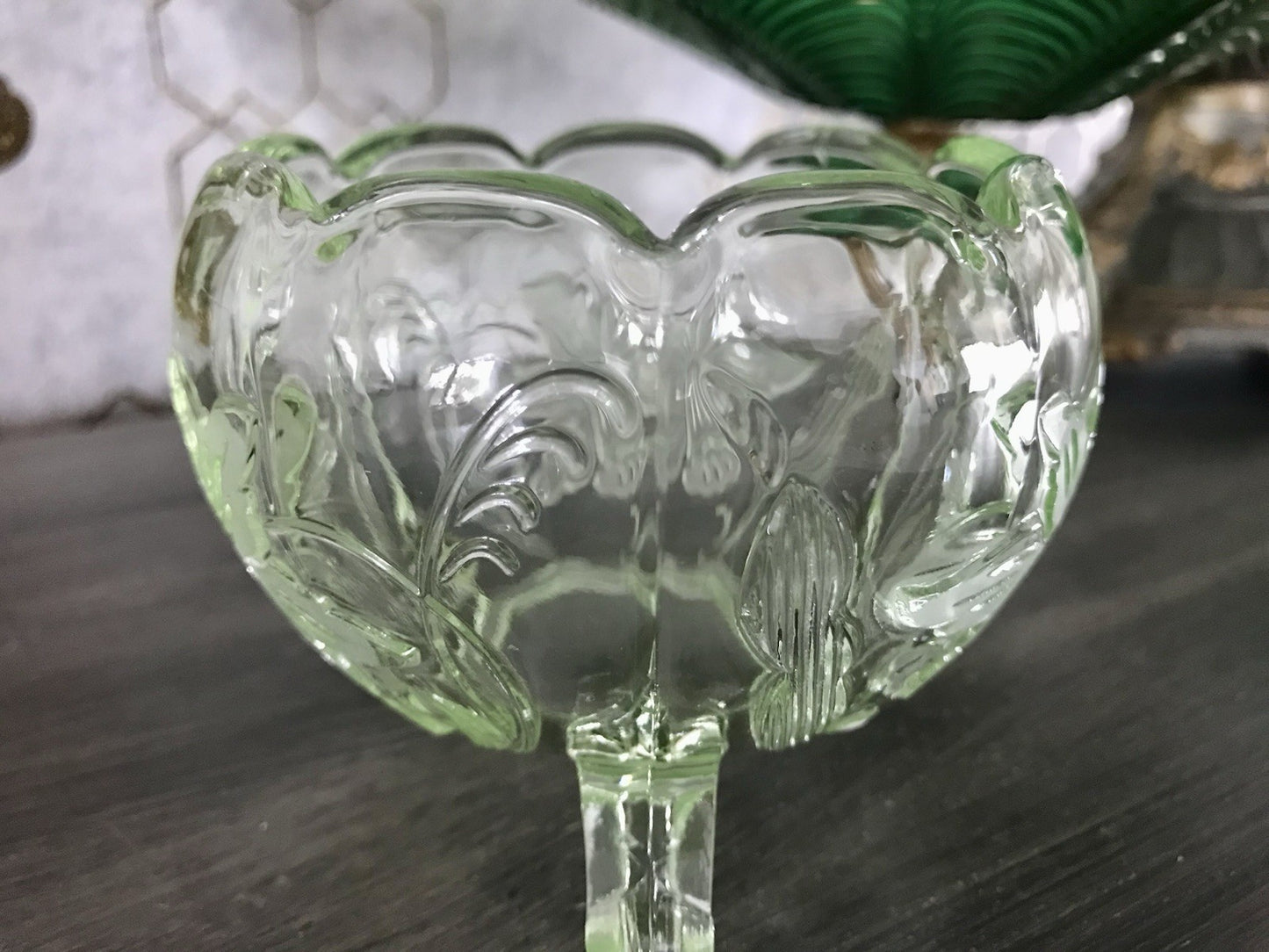 Antik Art Déco Pressglas Kugel-Schale Glas Uranglas kanariengrün Osterglocken