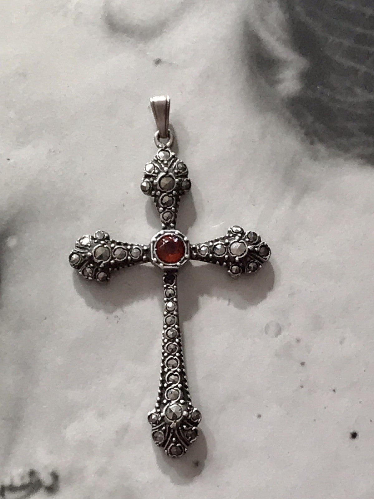 Antik Art Déco Silber Kreuz Anhänger Kettenanhänger rubinroter Stein Markasite