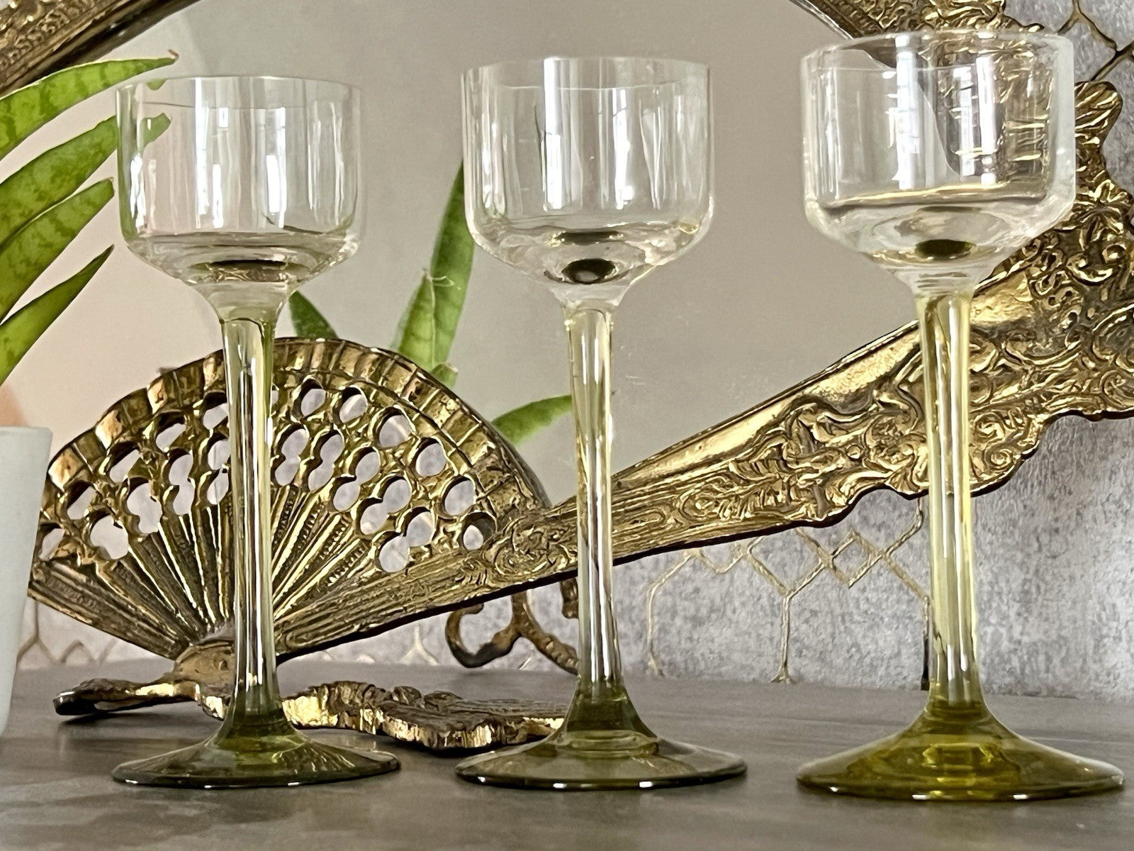 Antik 3x Jugendstil Art Déco Glas Likörgläser Stiel grüngelb optisch gerippt