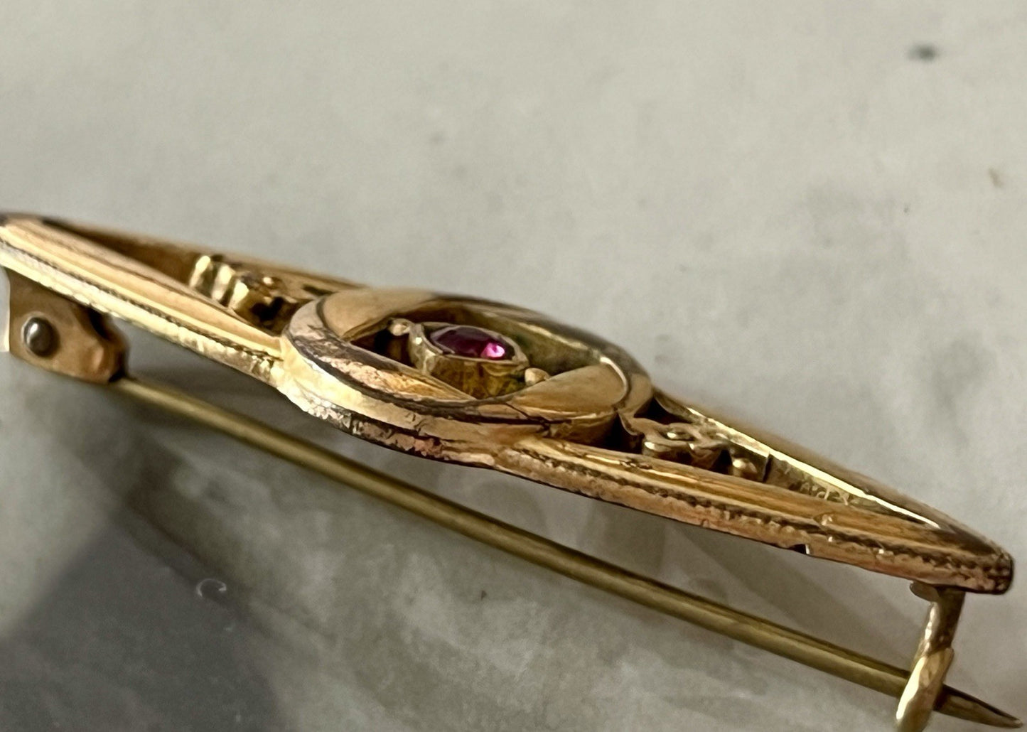 Antik Biedermeier Jugendstil Brosche rotgoldfarben roter Farbstein Walzgold