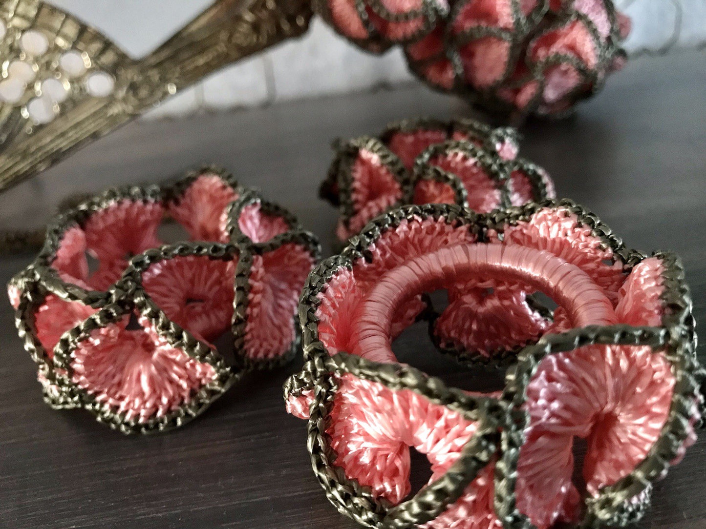Alt Vintage 17 Serviettenringe rosa & grau  gehäkelt 50er-70er Jahre Kunstbast