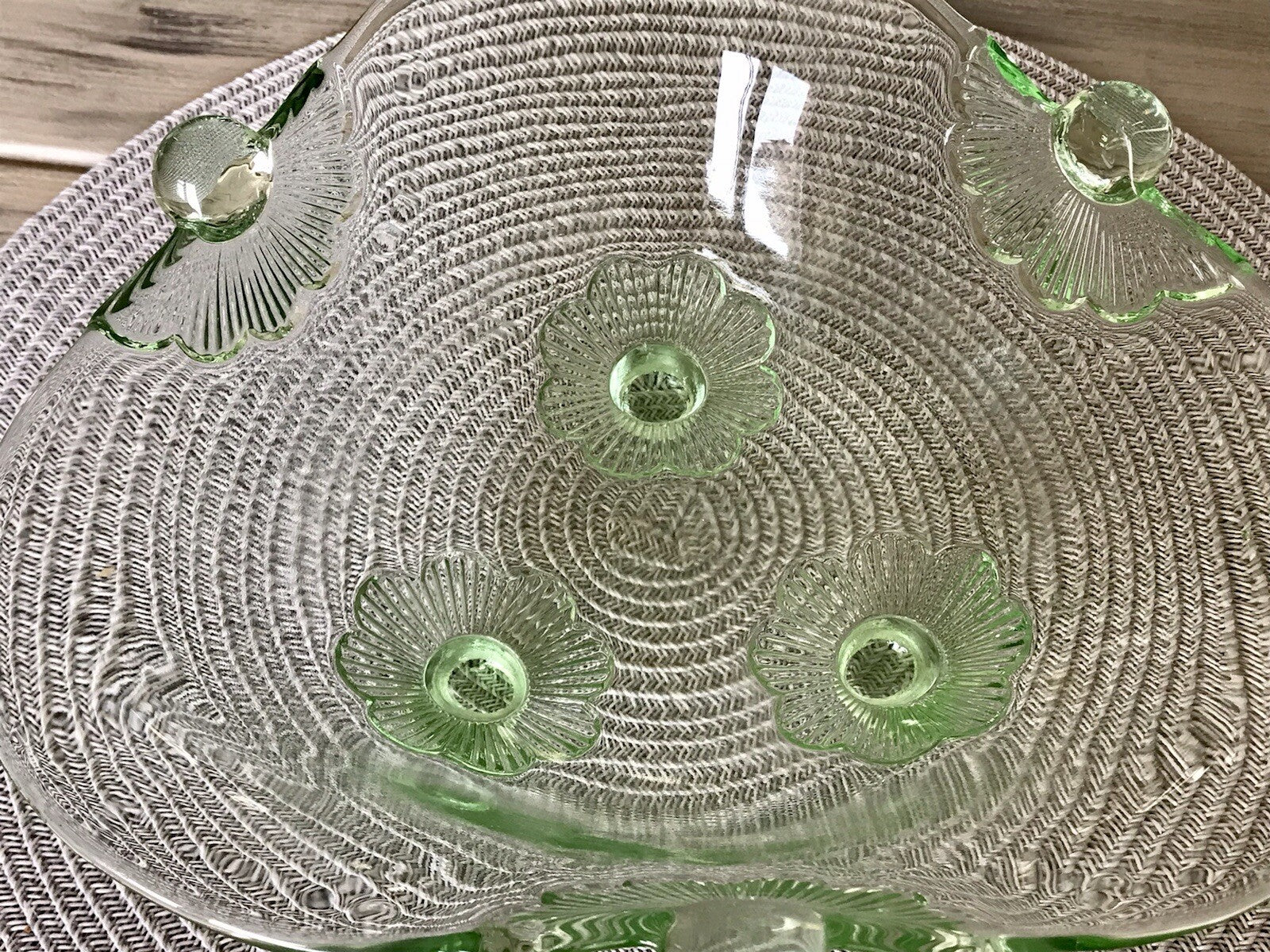 Antik Art Déco kanarien grün Pressglas Schale Glas dreipassig markant Blumen
