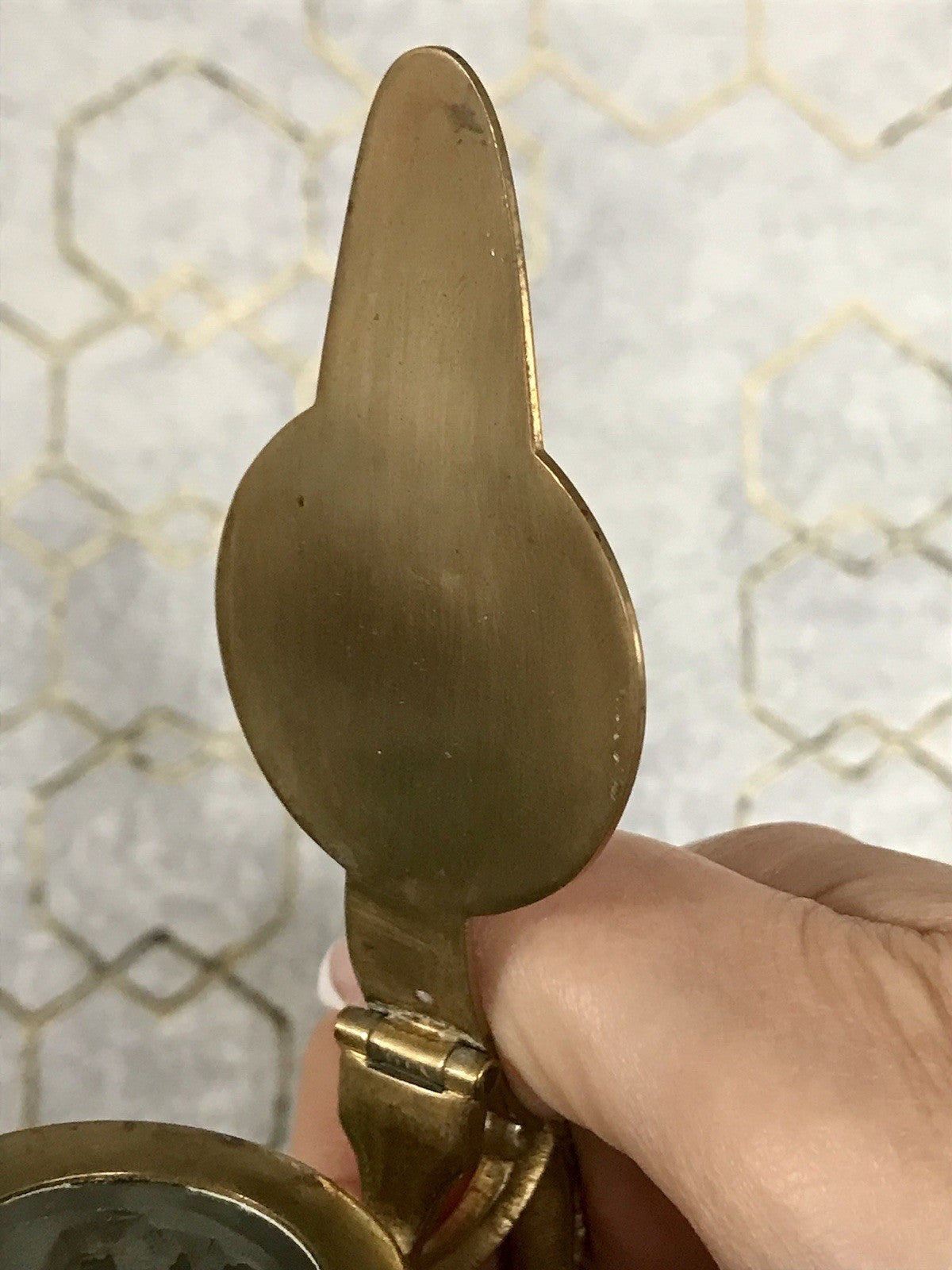 Antik Karaffe Dekanter Messing vergoldet? Metallmontur Glas Flächenschliff Edel!
