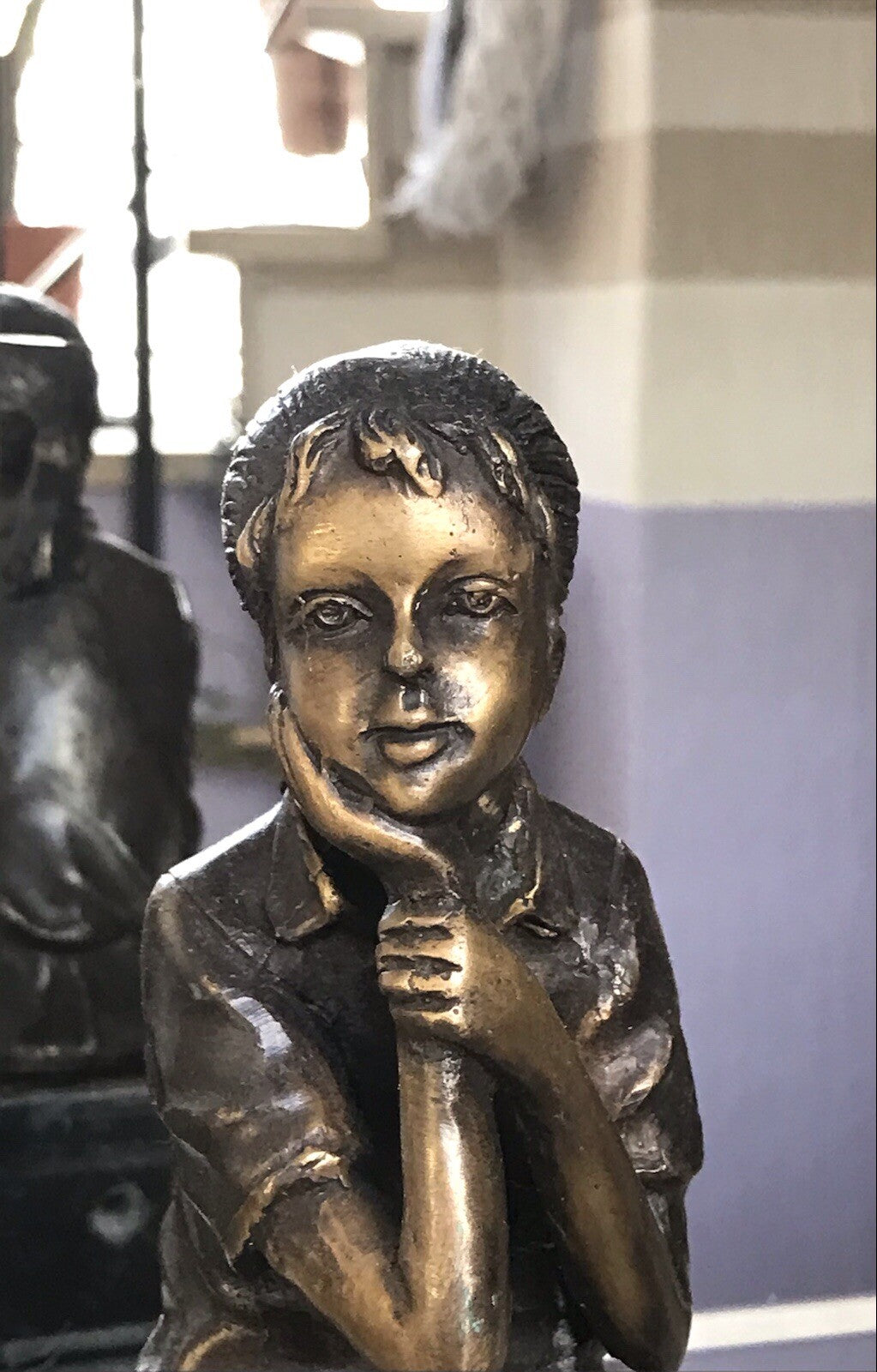 Vintage Bronze Figur Skulptur sitzendes Mädchen m. Hand am Kinn Marmorsockel