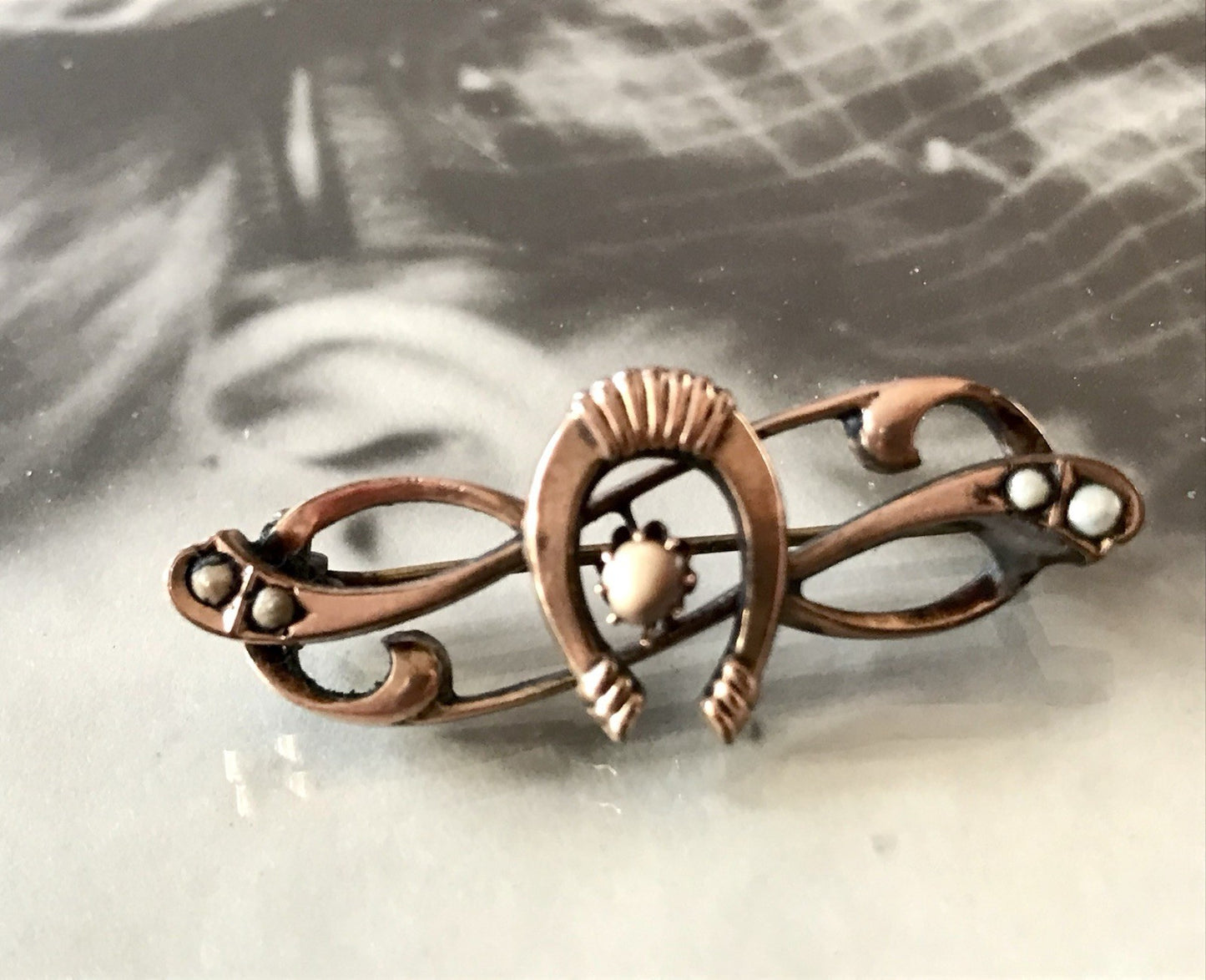 Antik Biedermeier Jugendstil Brosche rotgoldfarben Saatperlen Walzgold