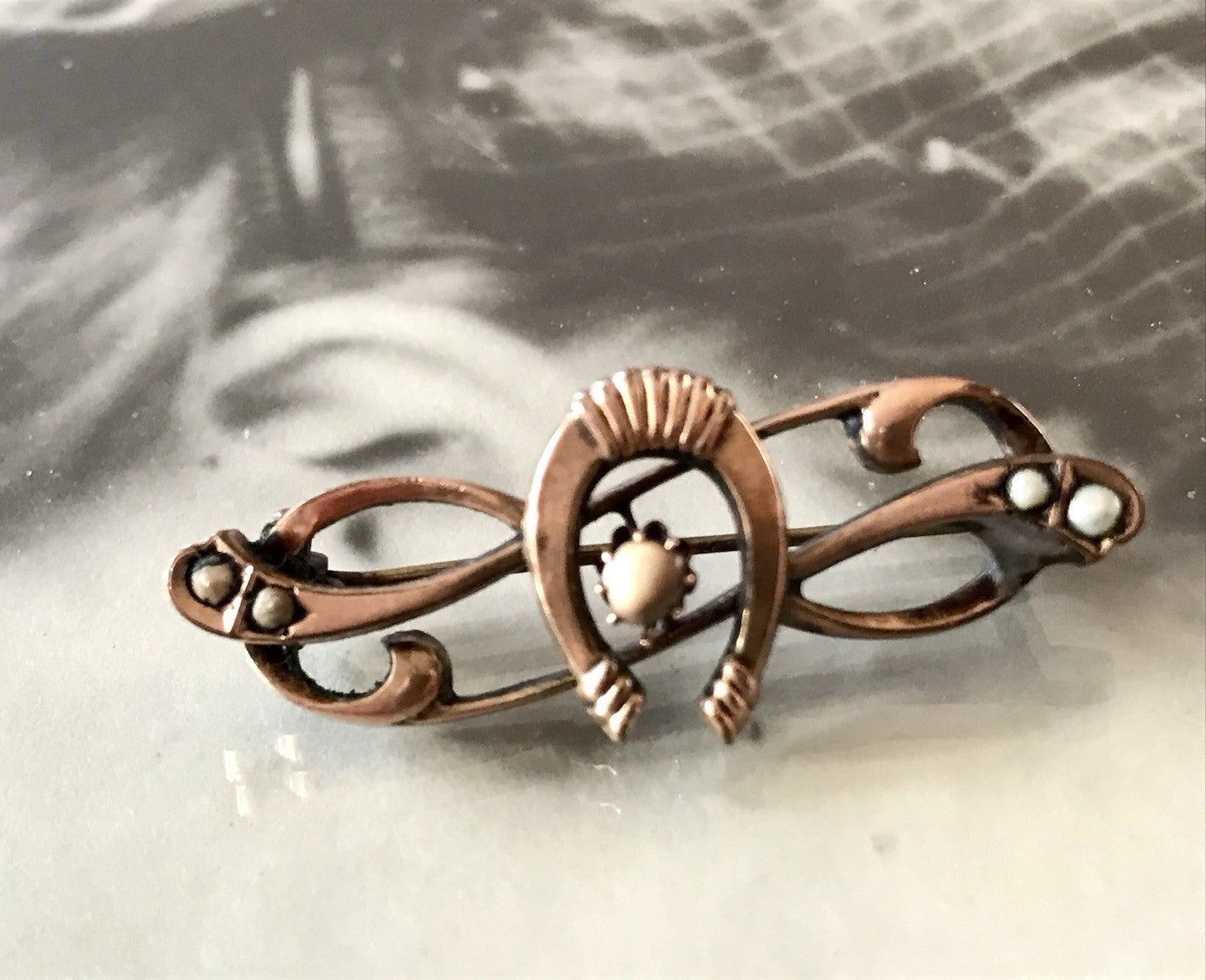 Antik Biedermeier Jugendstil Brosche rotgoldfarben Saatperlen Walzgold