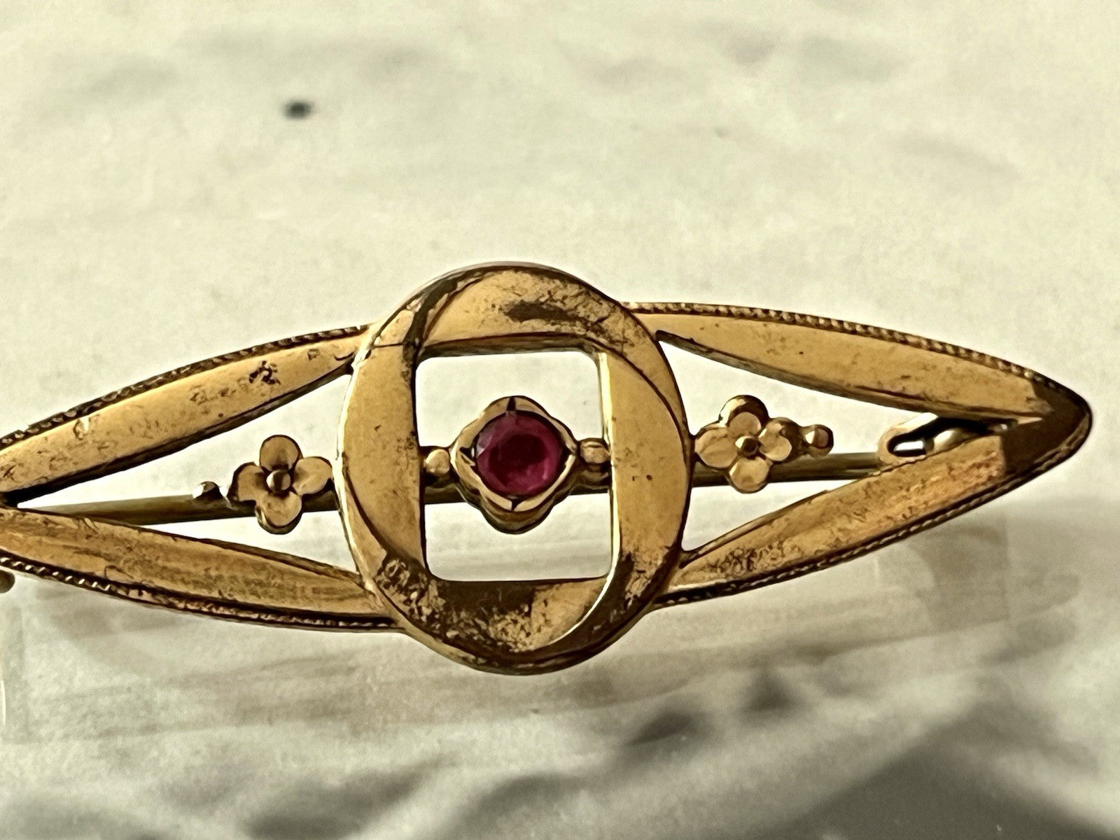 Antik Biedermeier Jugendstil Brosche rotgoldfarben roter Farbstein Walzgold