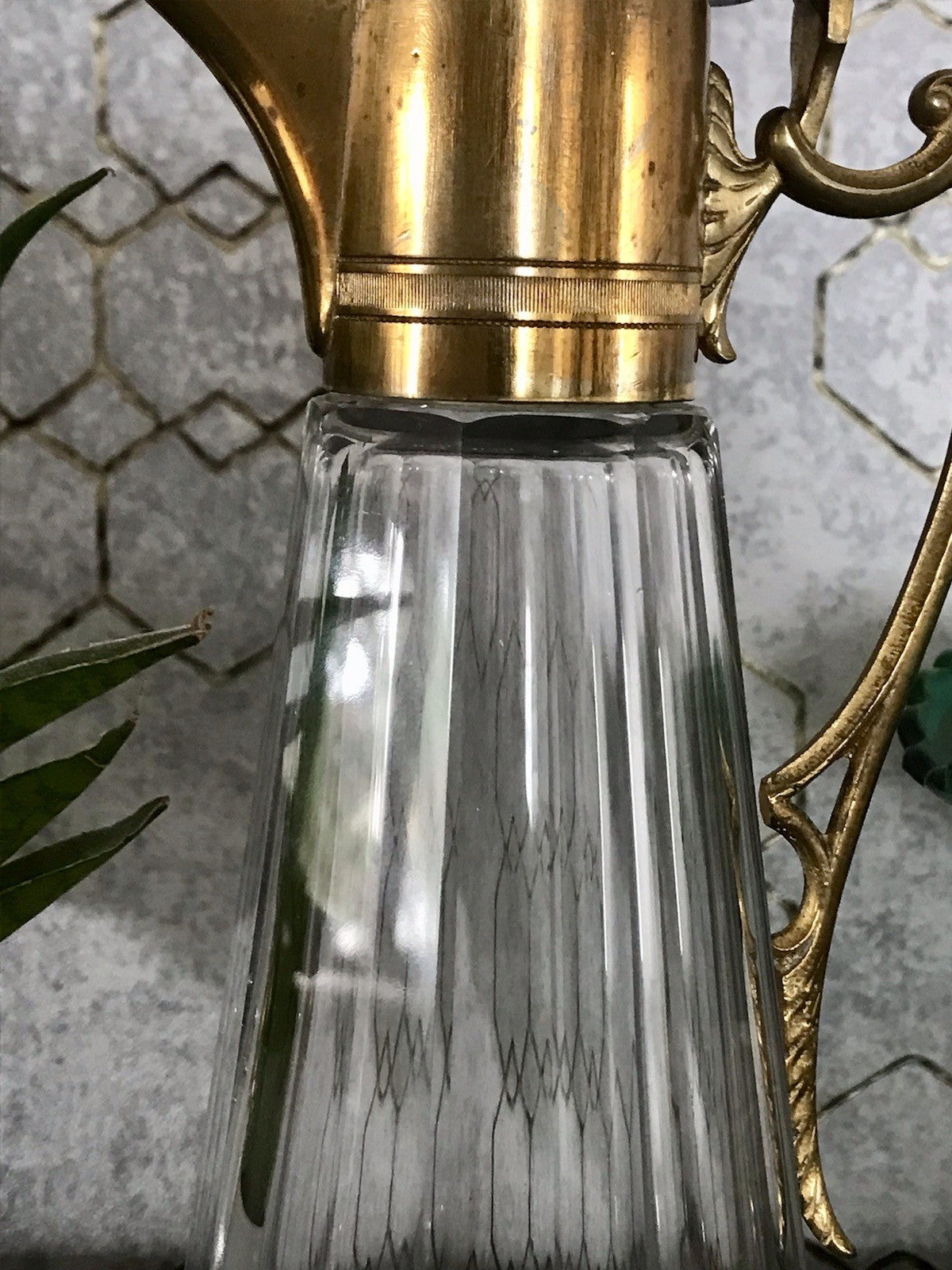 Antik Karaffe Dekanter Messing vergoldet? Metallmontur Glas Flächenschliff Edel!