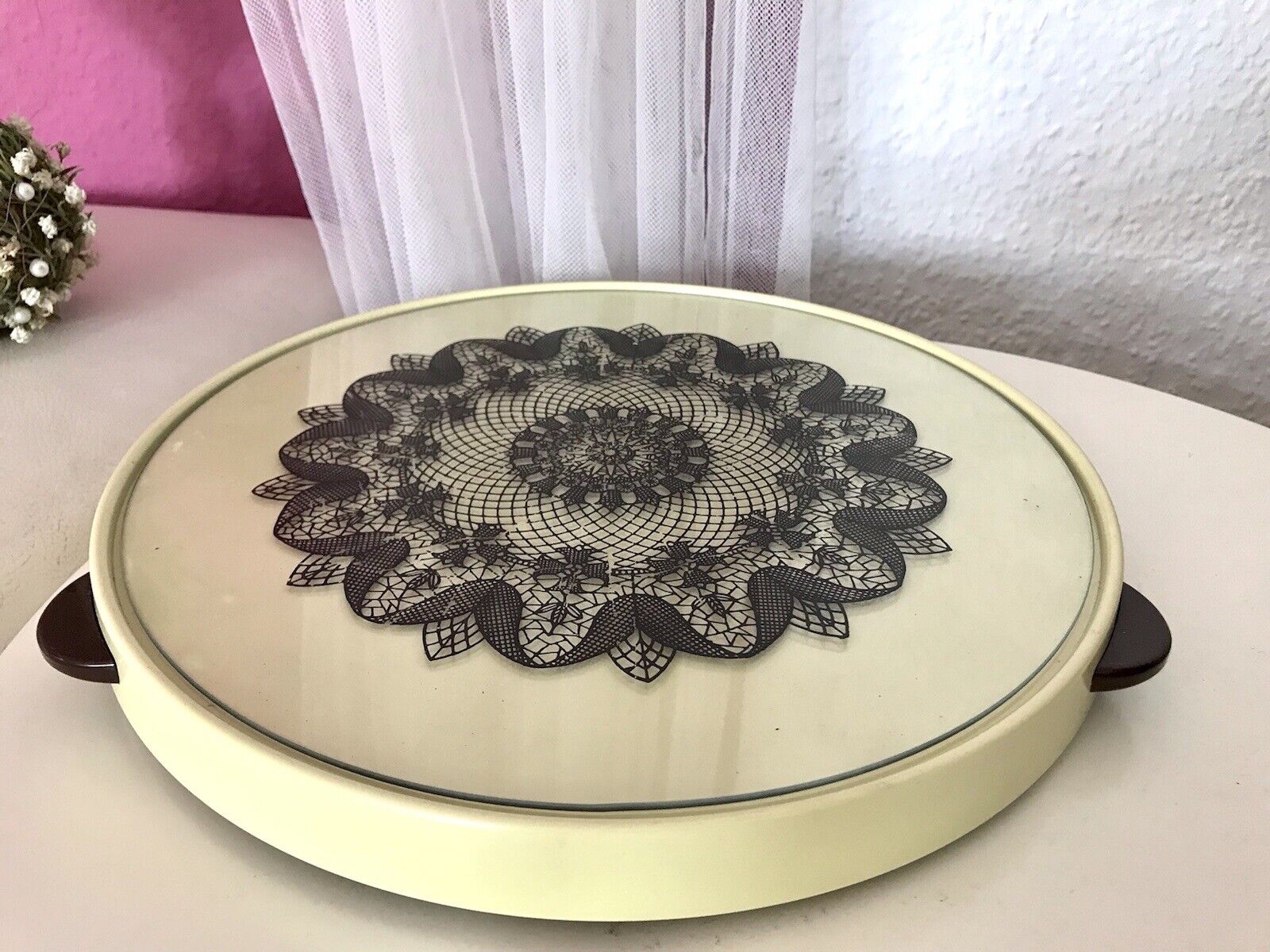 Vintage drehbare Tortenplatte Kunststoff & Glas Spitzen-Muster Vanille schwarz