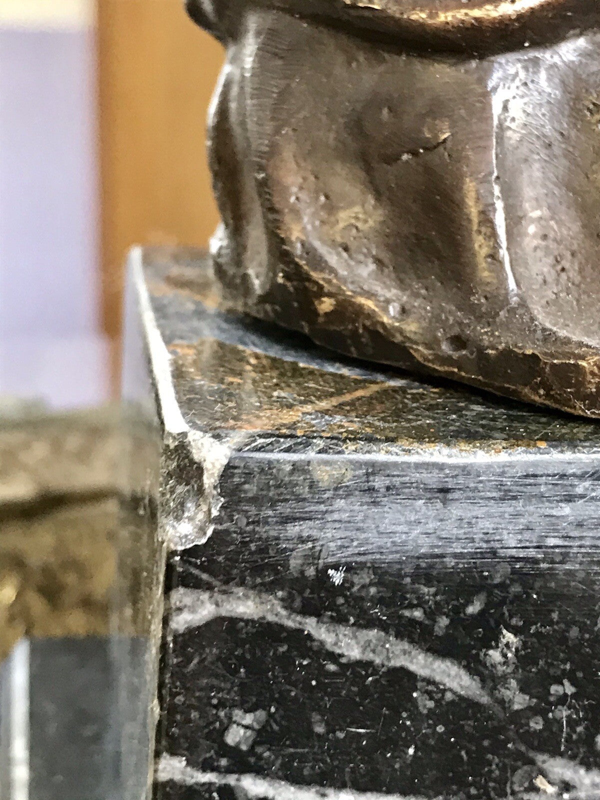 Vintage Bronze Figur Skulptur sitzendes Mädchen m. Hand am Kinn Marmorsockel
