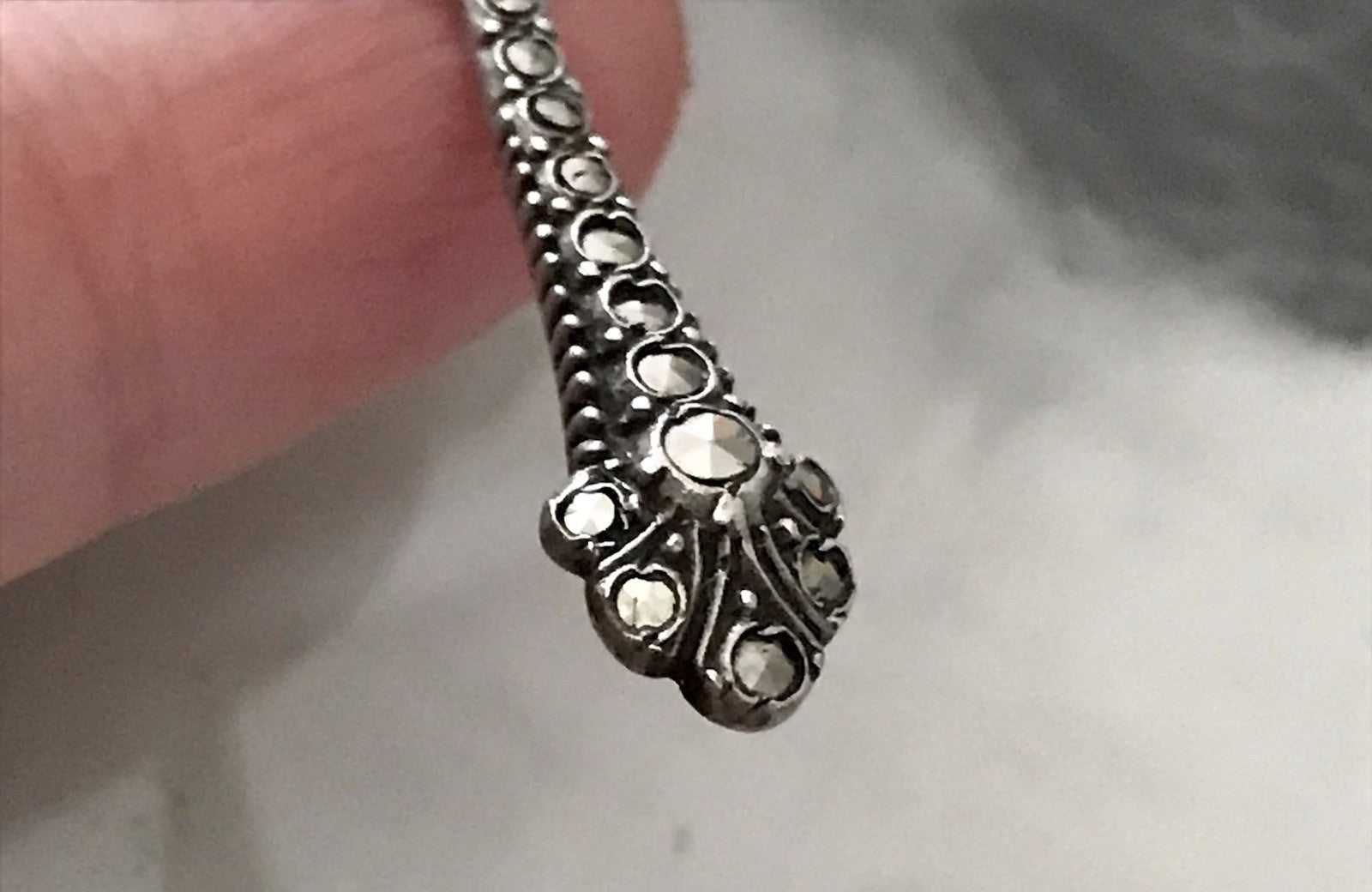 Antik Art Déco Silber Kreuz Anhänger Kettenanhänger rubinroter Stein Markasite
