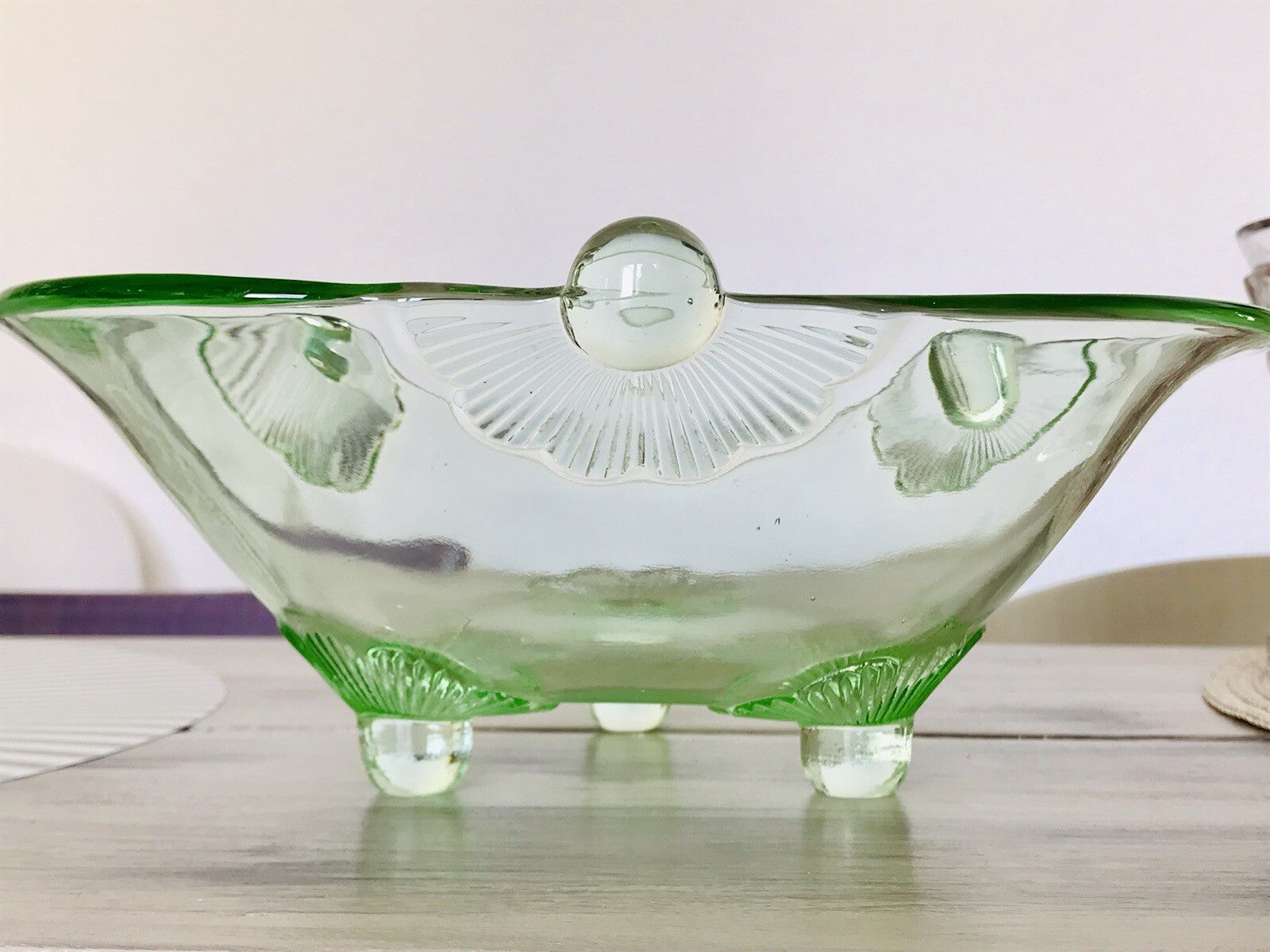 Antik Art Déco kanarien grün Pressglas Schale Glas dreipassig markant Blumen