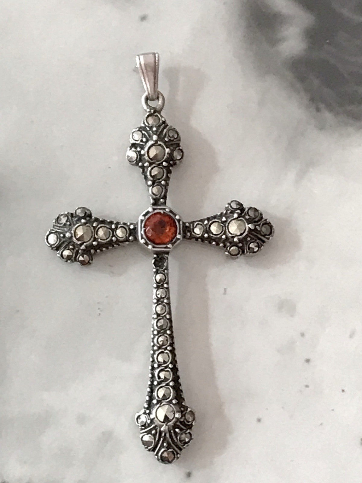 Antik Art Déco Silber Kreuz Anhänger Kettenanhänger rubinroter Stein Markasite
