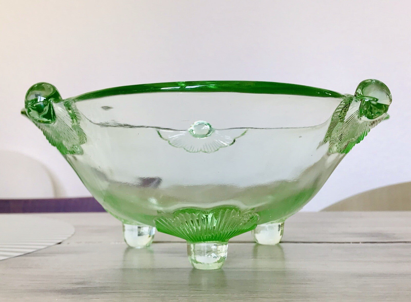 Antik Art Déco kanarien grün Pressglas Schale Glas dreipassig markant Blumen