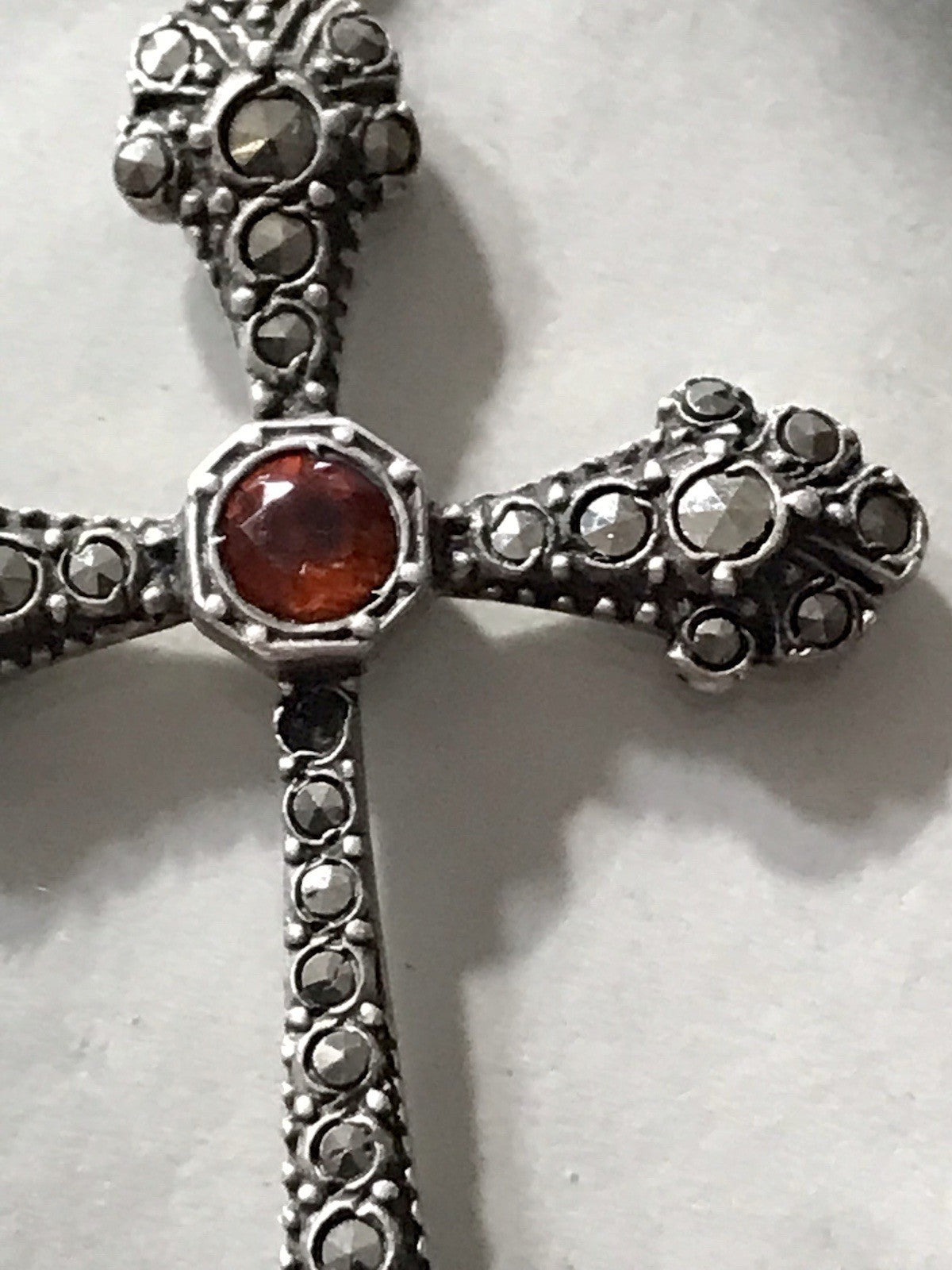 Antik Art Déco Silber Kreuz Anhänger Kettenanhänger rubinroter Stein Markasite