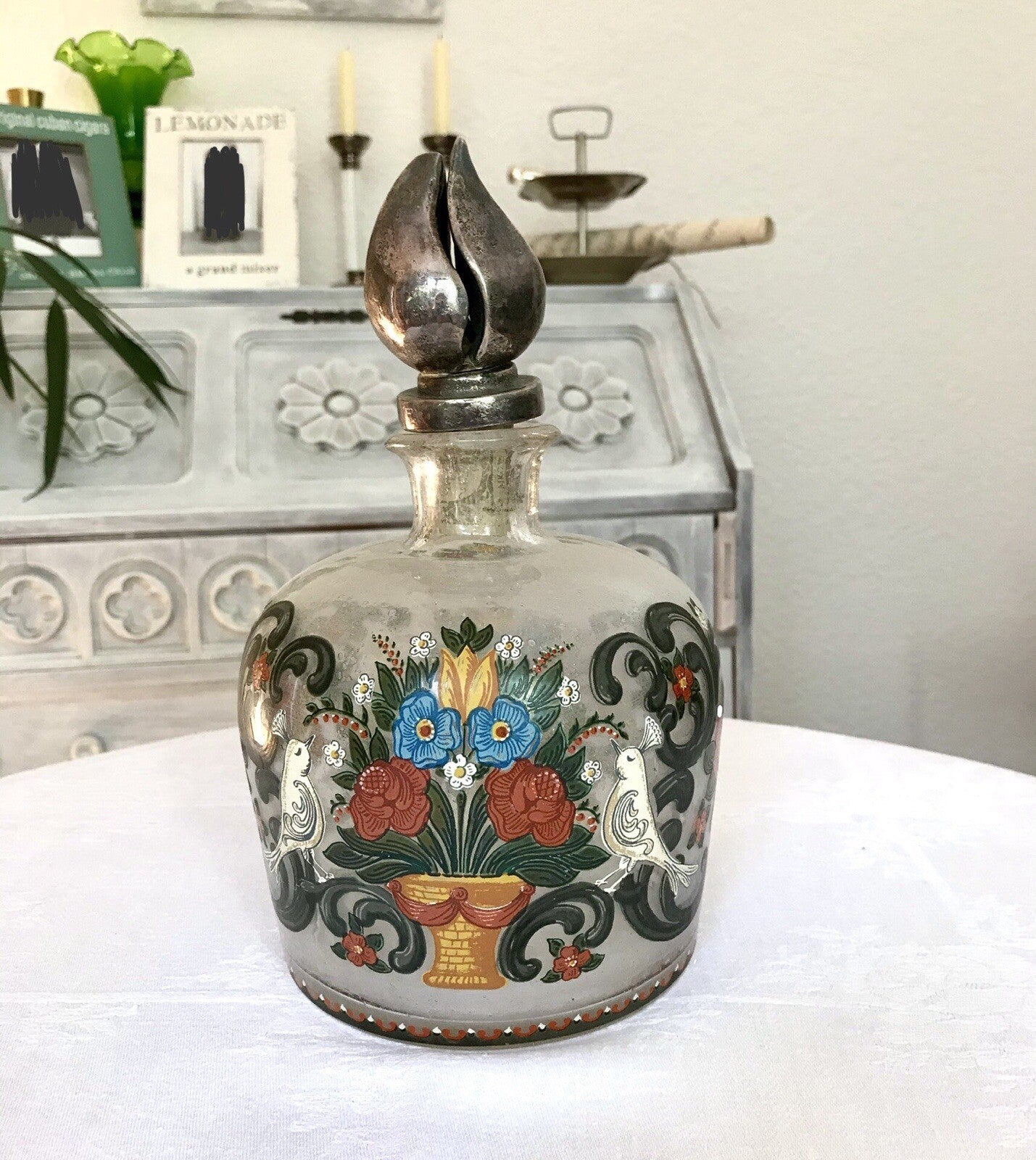 Alt Vintage Design Karaffe Dekanter versilberter Stopfen Bauernmotiv