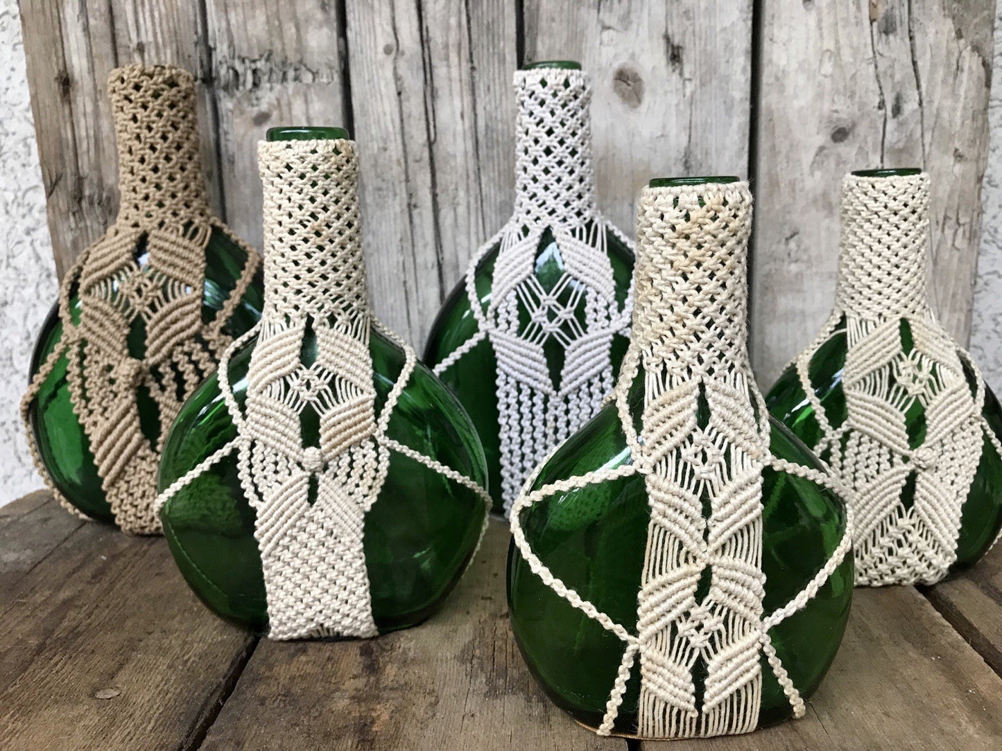70er alt 5x True Vintage mit Makramee ummantelte grüne Flaschen Glas