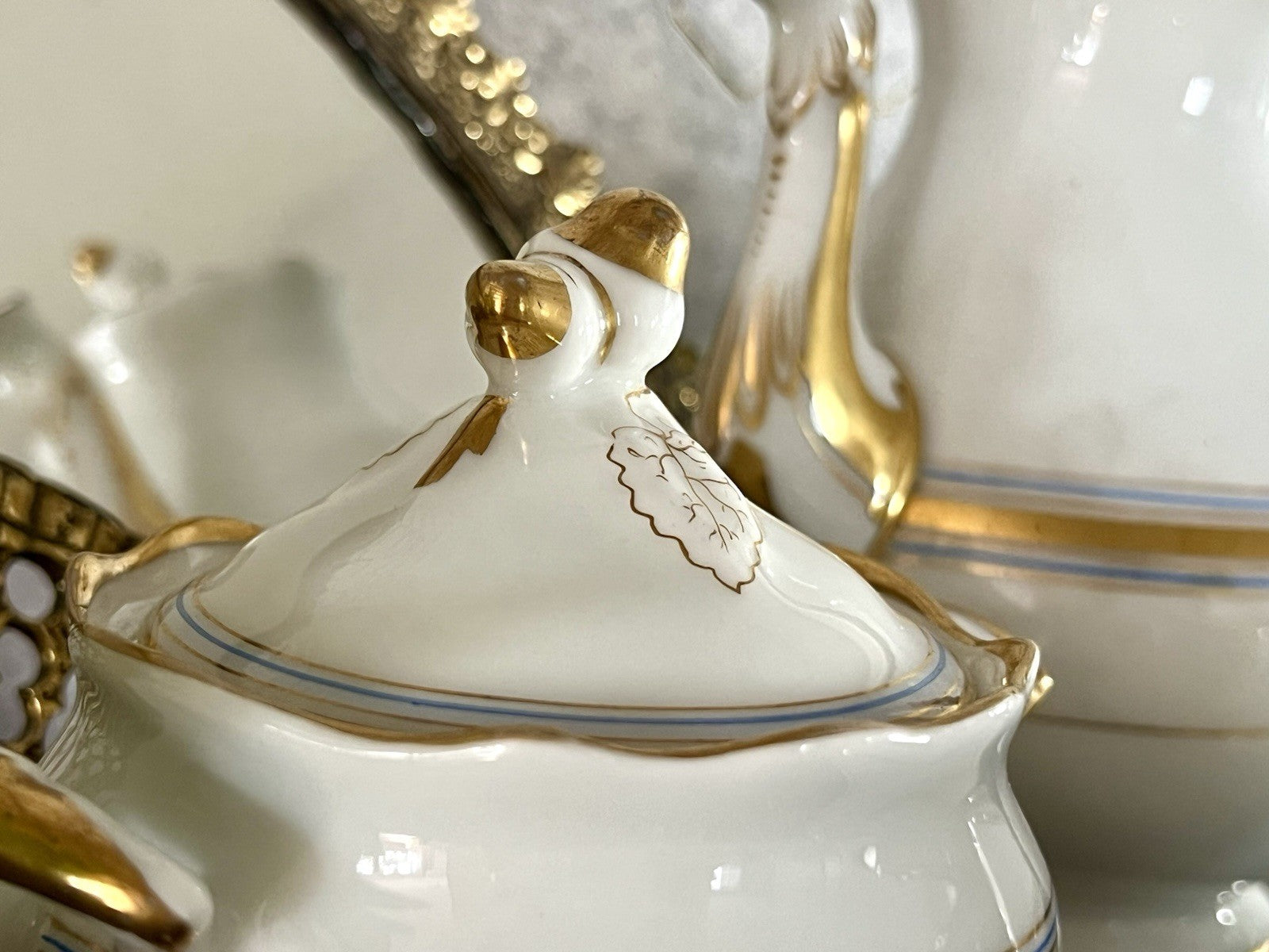 Antik Biedermeier Porzellan Kernstück Plus So schön! weiß gold blau