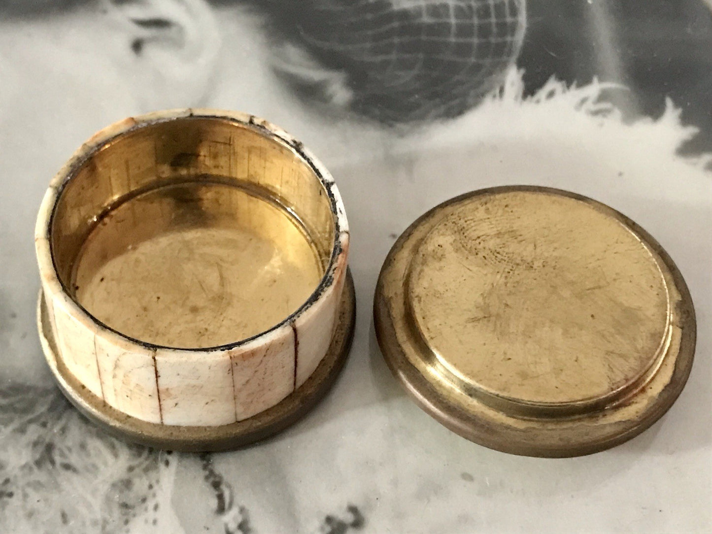 Antik? alt Döschen Pillendöschen Messing Horn Mosaik Intarsie