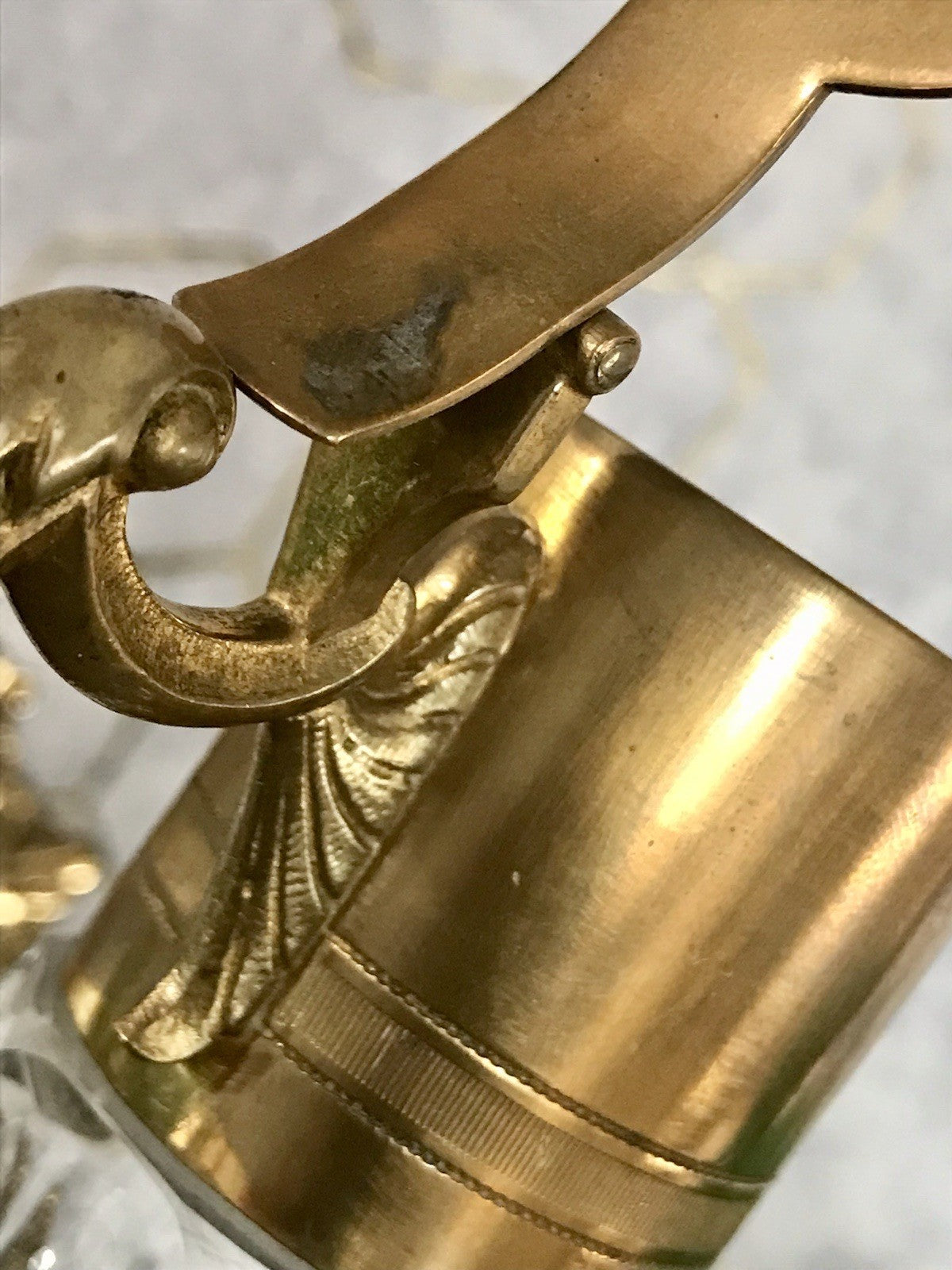 Antik Karaffe Dekanter Messing vergoldet? Metallmontur Glas Flächenschliff Edel!