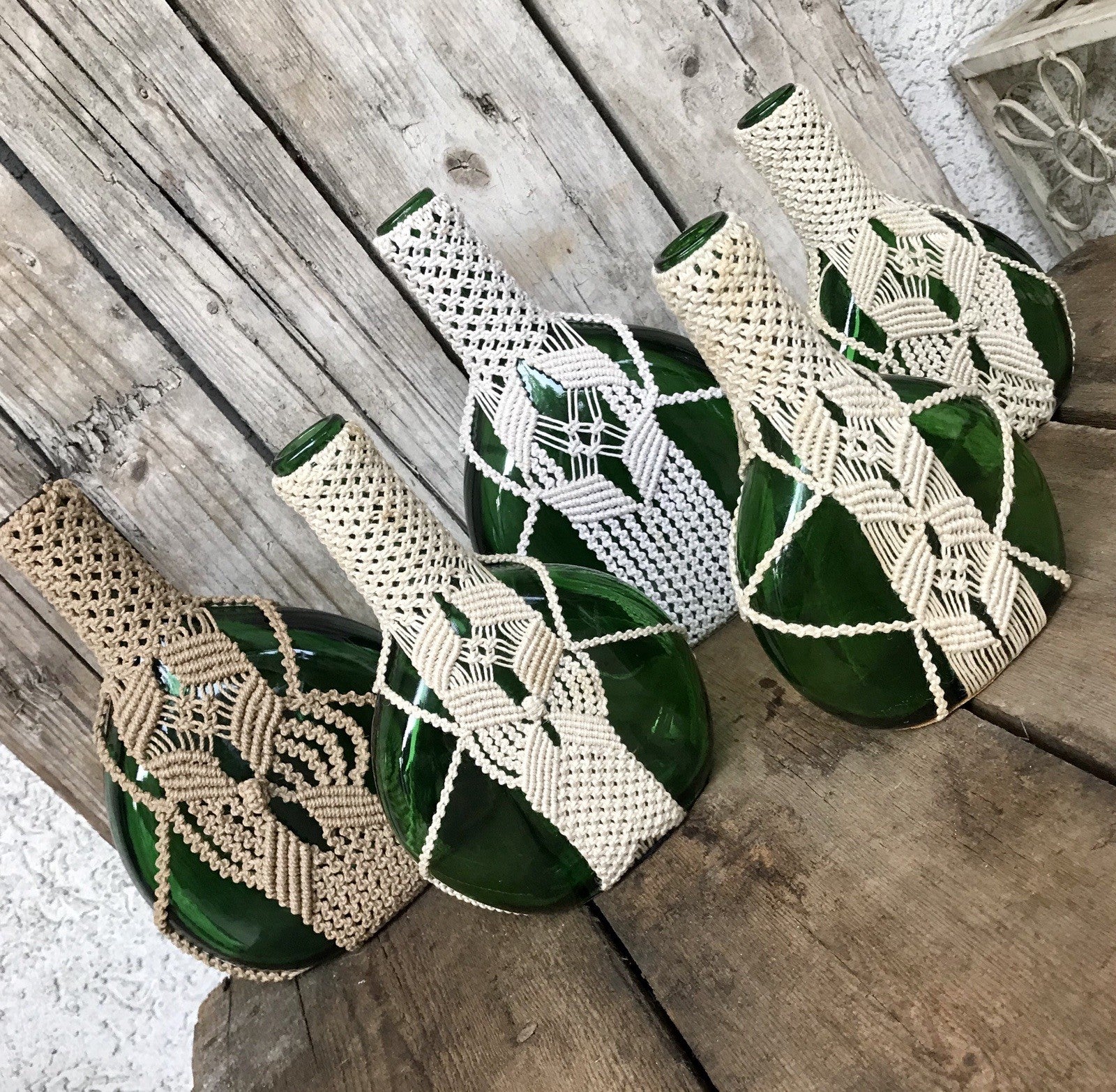 70er alt 5x True Vintage mit Makramee ummantelte grüne Flaschen Glas