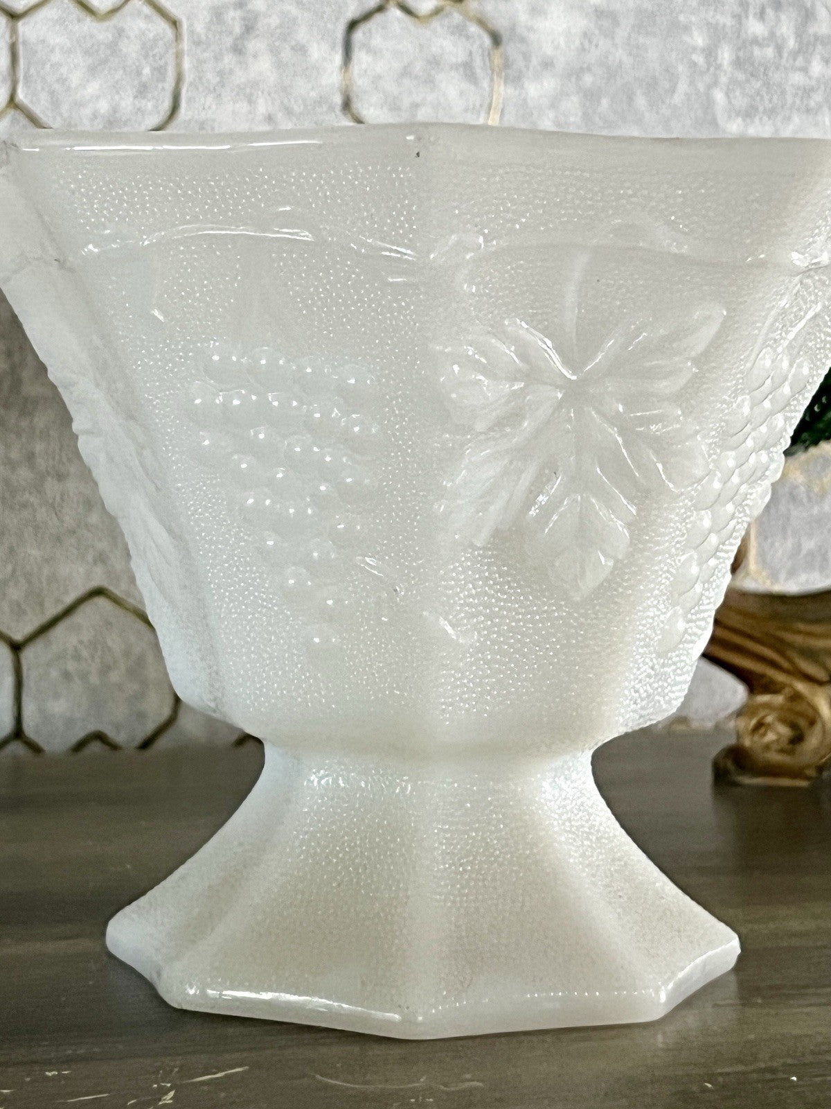 Antik Art Déco 1 Schale Glasvase Vase Pressglas Opalin Weiß  Glas Weinranken