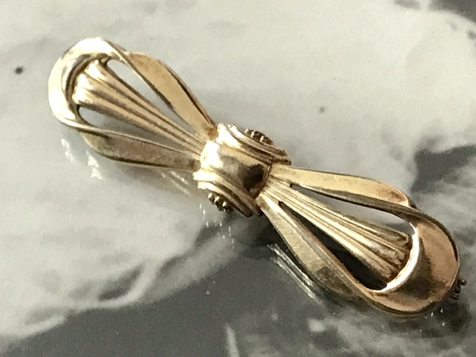 Antik Art Déco Brosche Oresto vergoldet Schleife