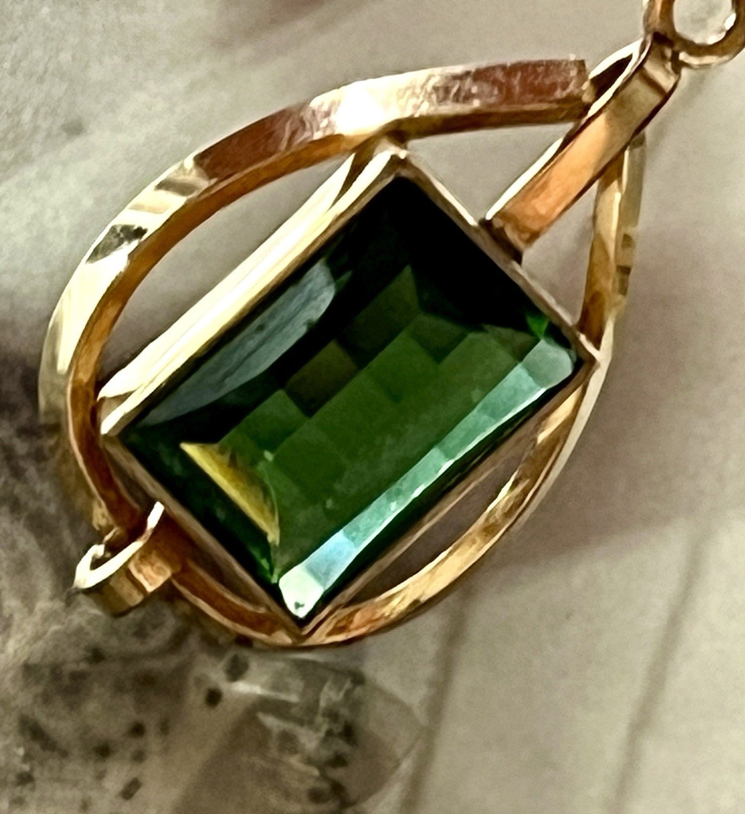 Vintage Designer Anhänger grüner Stein Amerik. Doublè vergoldet TeKa