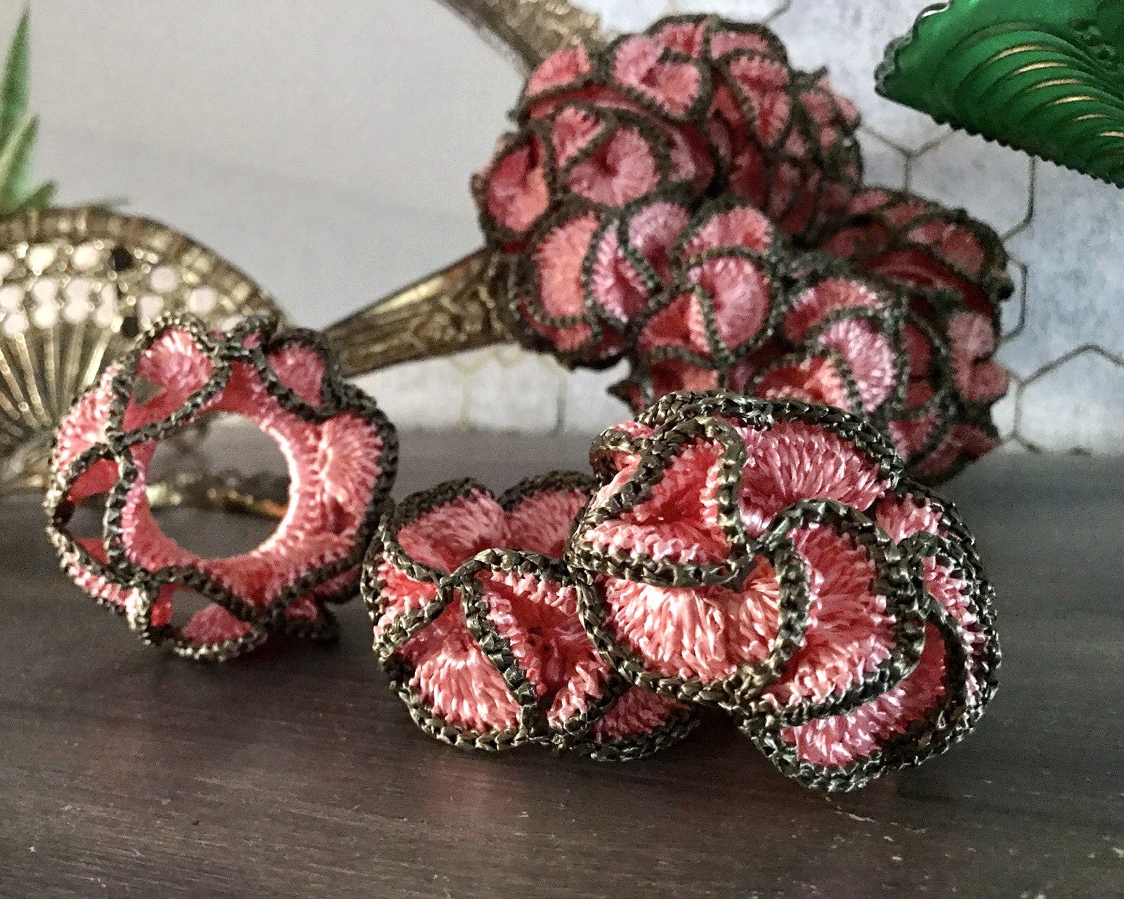 Alt Vintage 17 Serviettenringe rosa & grau  gehäkelt 50er-70er Jahre Kunstbast