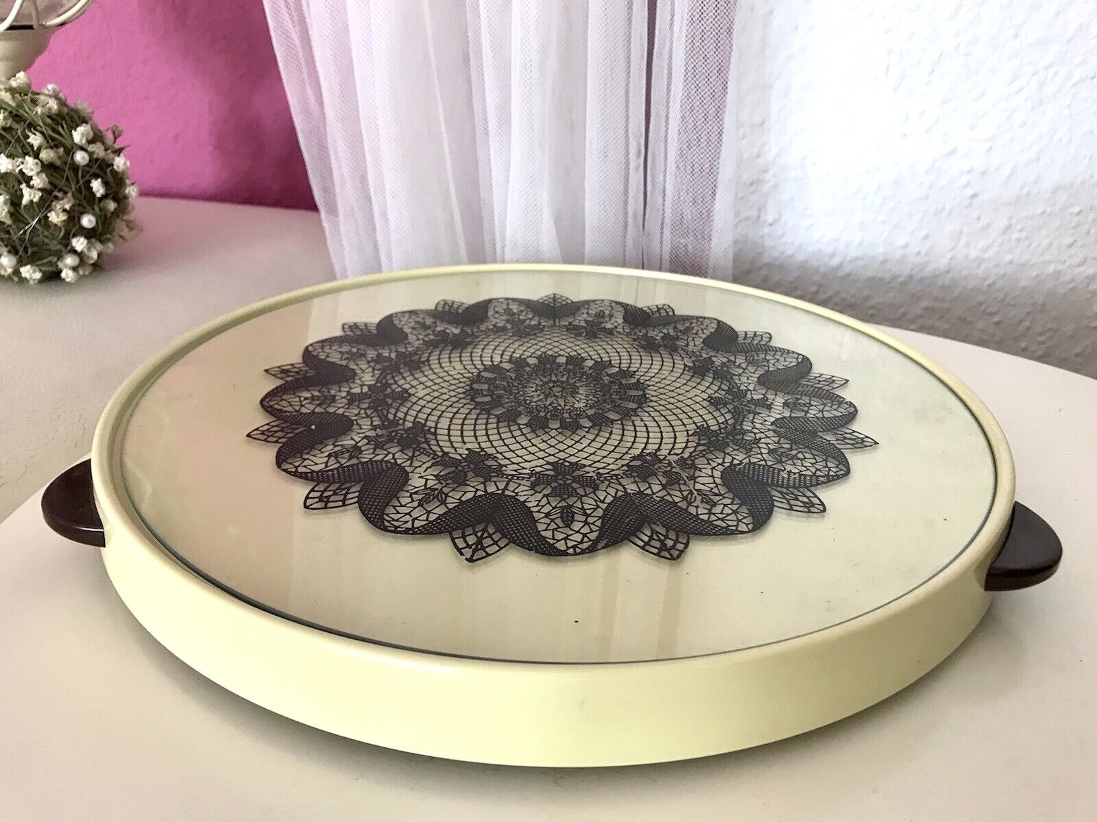 Vintage drehbare Tortenplatte Kunststoff & Glas Spitzen-Muster Vanille schwarz