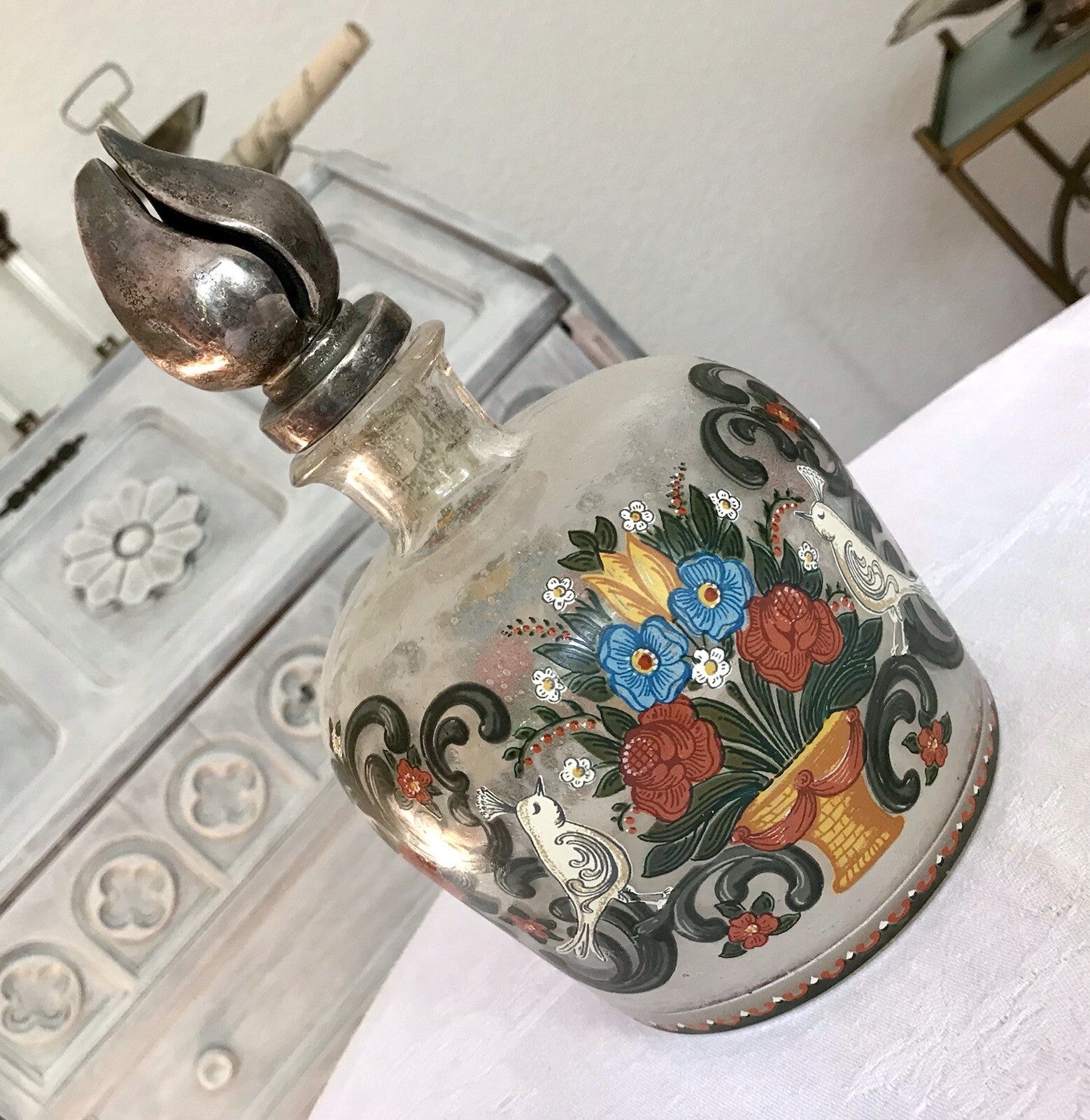 Alt Vintage Design Karaffe Dekanter versilberter Stopfen Bauernmotiv
