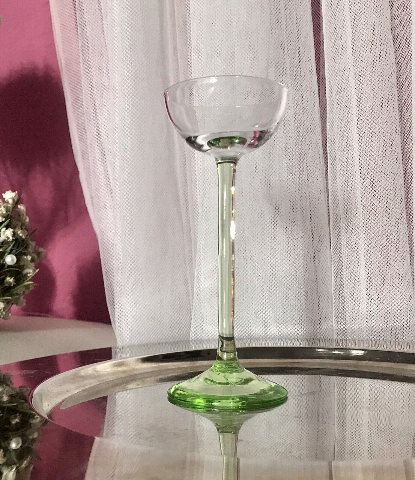 Antik Uranglas langstielig 1 Jugendstil Glas Likörglas Stengelglas grüner Stiel