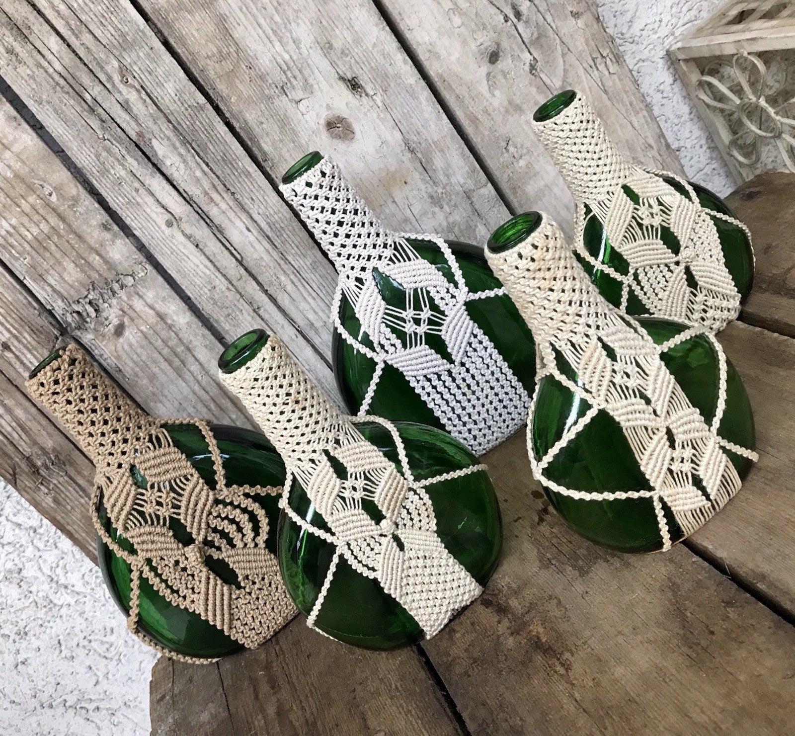 70er alt 5x True Vintage mit Makramee ummantelte grüne Flaschen Glas