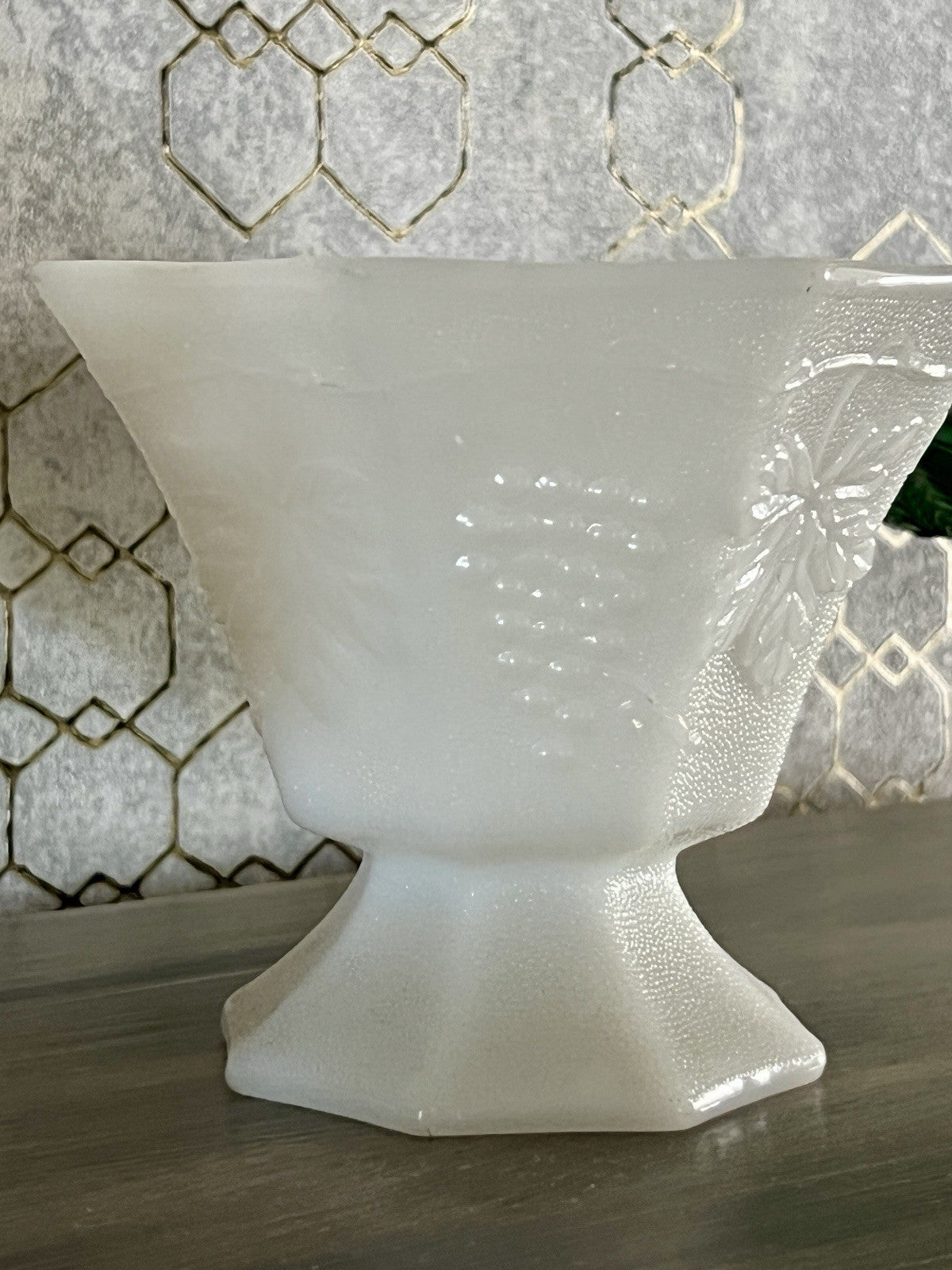 Antik Art Déco 1 Schale Glasvase Vase Pressglas Opalin Weiß  Glas Weinranken