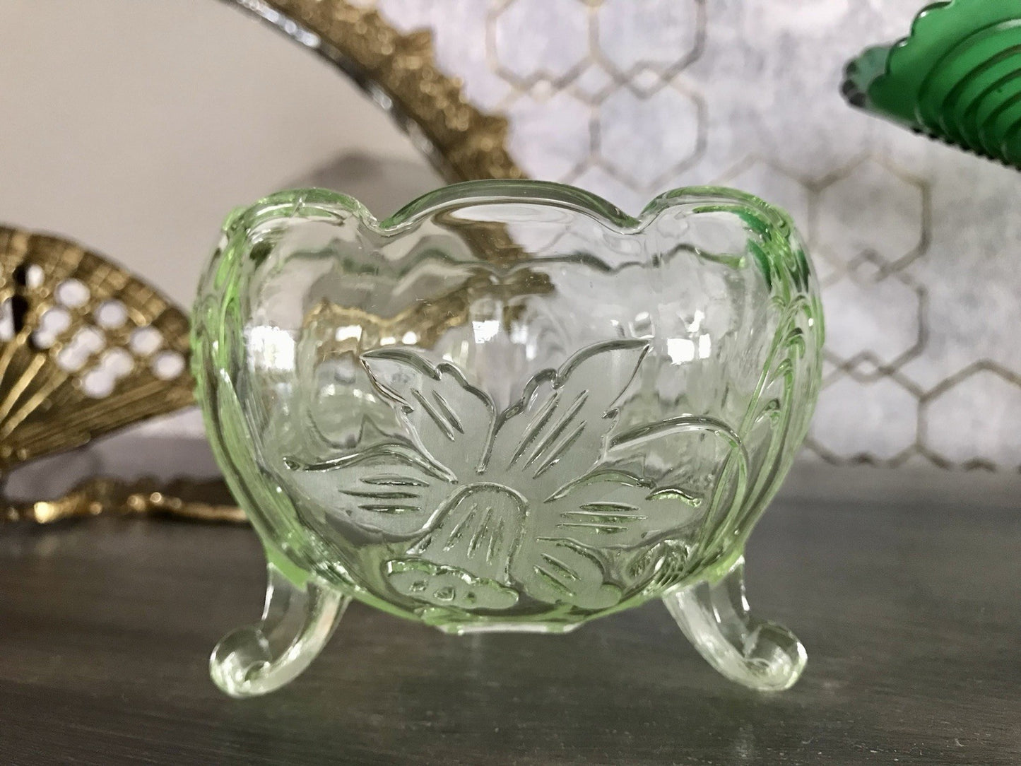 Antik Art Déco Pressglas Kugel-Schale Glas Uranglas kanariengrün Osterglocken