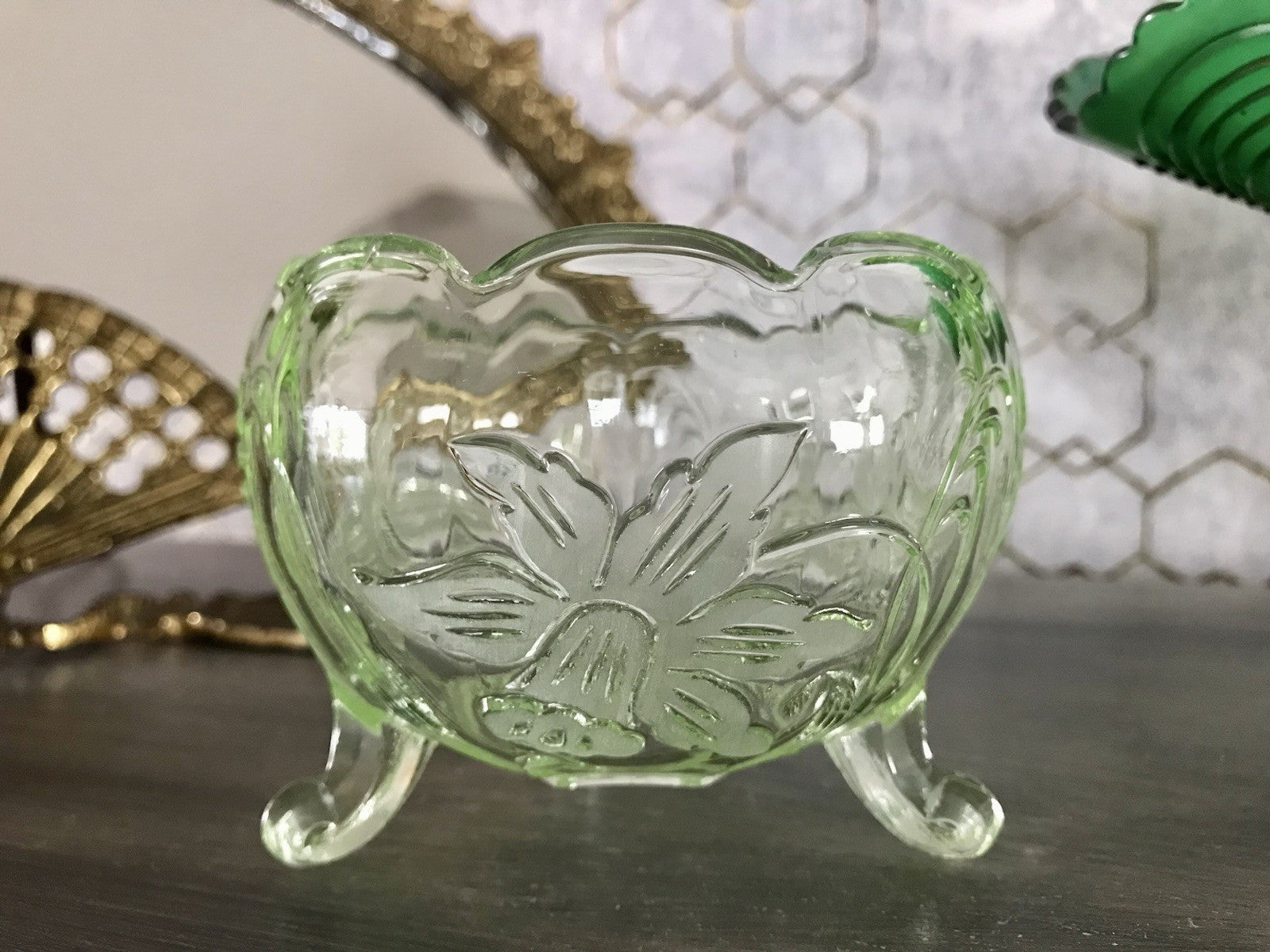 Antik Art Déco Pressglas Kugel-Schale Glas Uranglas kanariengrün Osterglocken