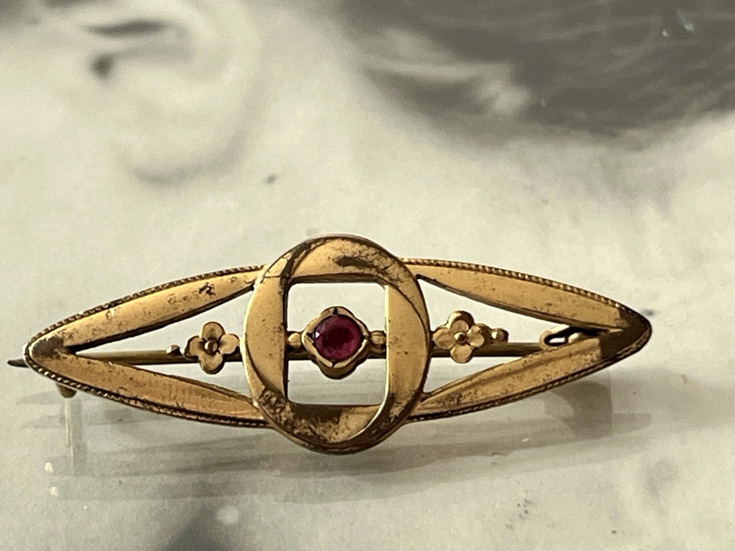 Antik Biedermeier Jugendstil Brosche rotgoldfarben roter Farbstein Walzgold