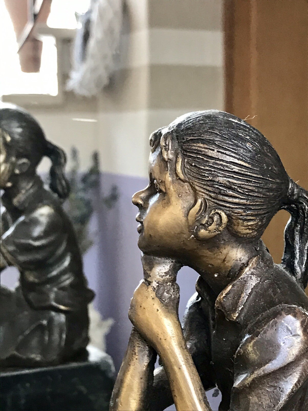 Vintage Bronze Figur Skulptur sitzendes Mädchen m. Hand am Kinn Marmorsockel