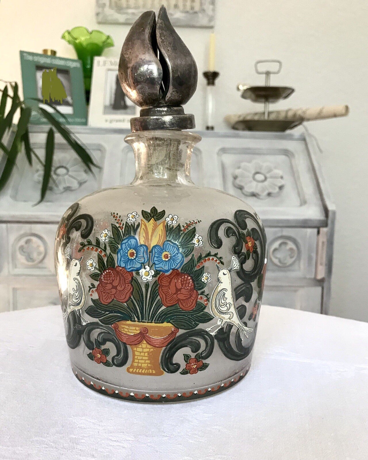 Alt Vintage Design Karaffe Dekanter versilberter Stopfen Bauernmotiv