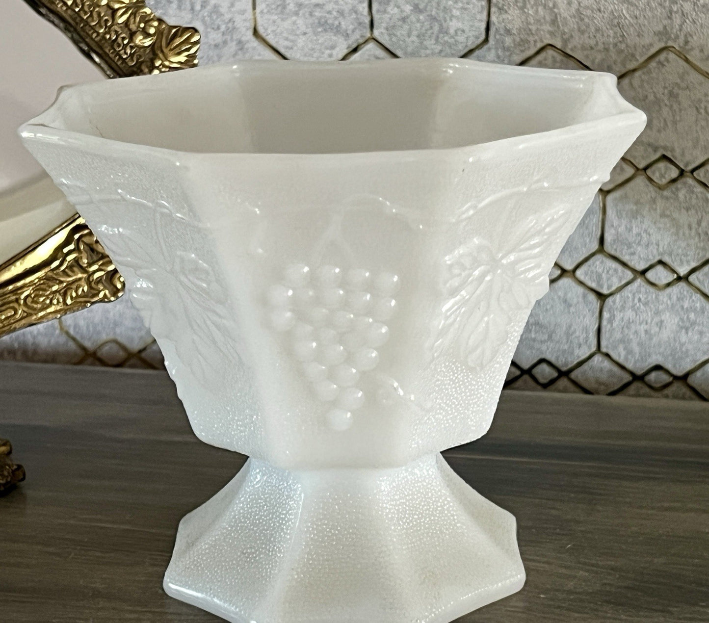 Antik Art Déco 1 Schale Glasvase Vase Pressglas Opalin Weiß  Glas Weinranken