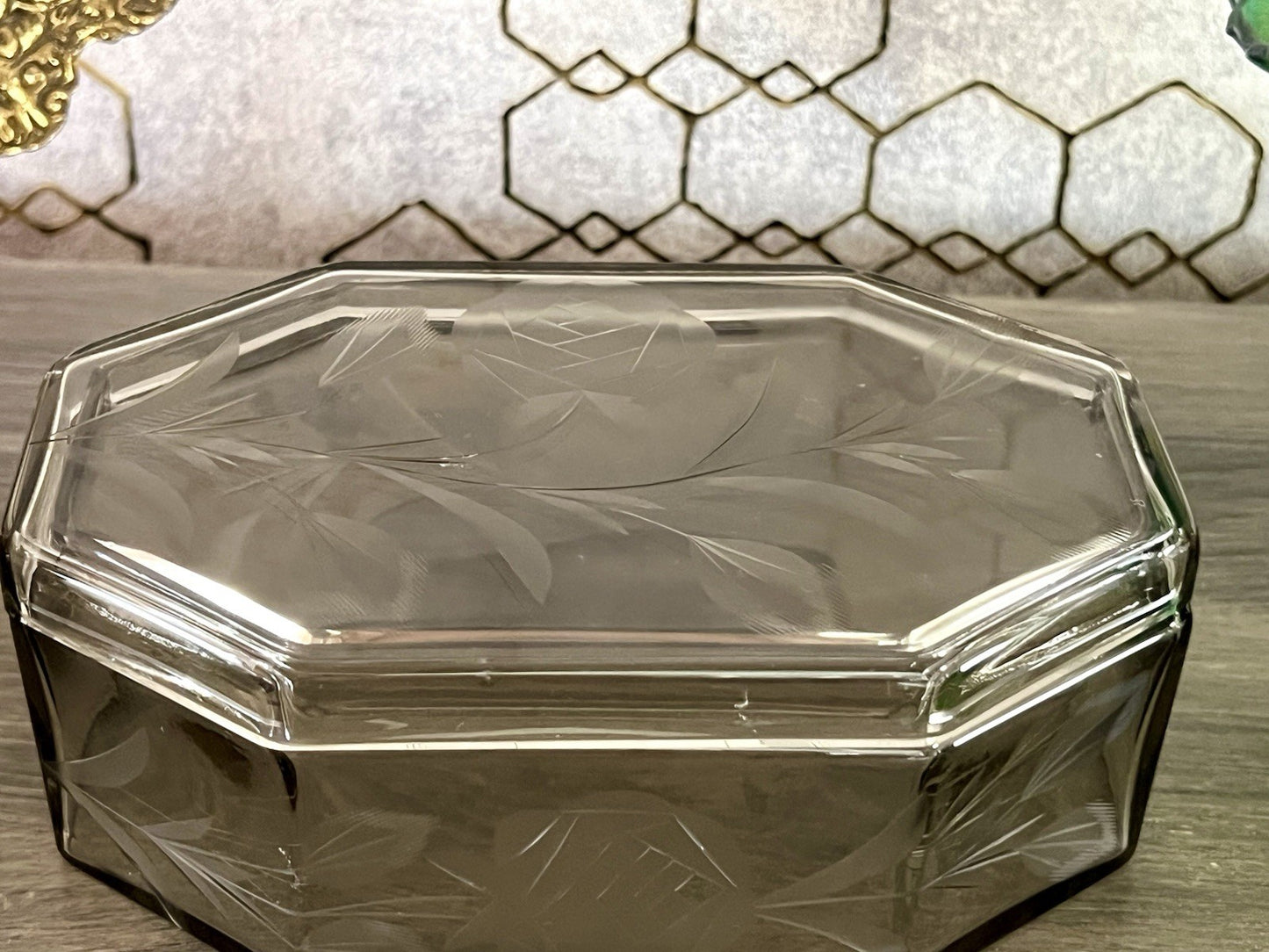 Antik Art Déco geschliffen Dose Schatulle Glas Rauchglas kantig Rosen-Motiv
