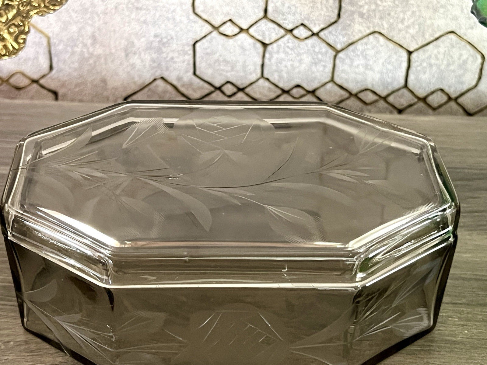 Antik Art Déco geschliffen Dose Schatulle Glas Rauchglas kantig Rosen-Motiv