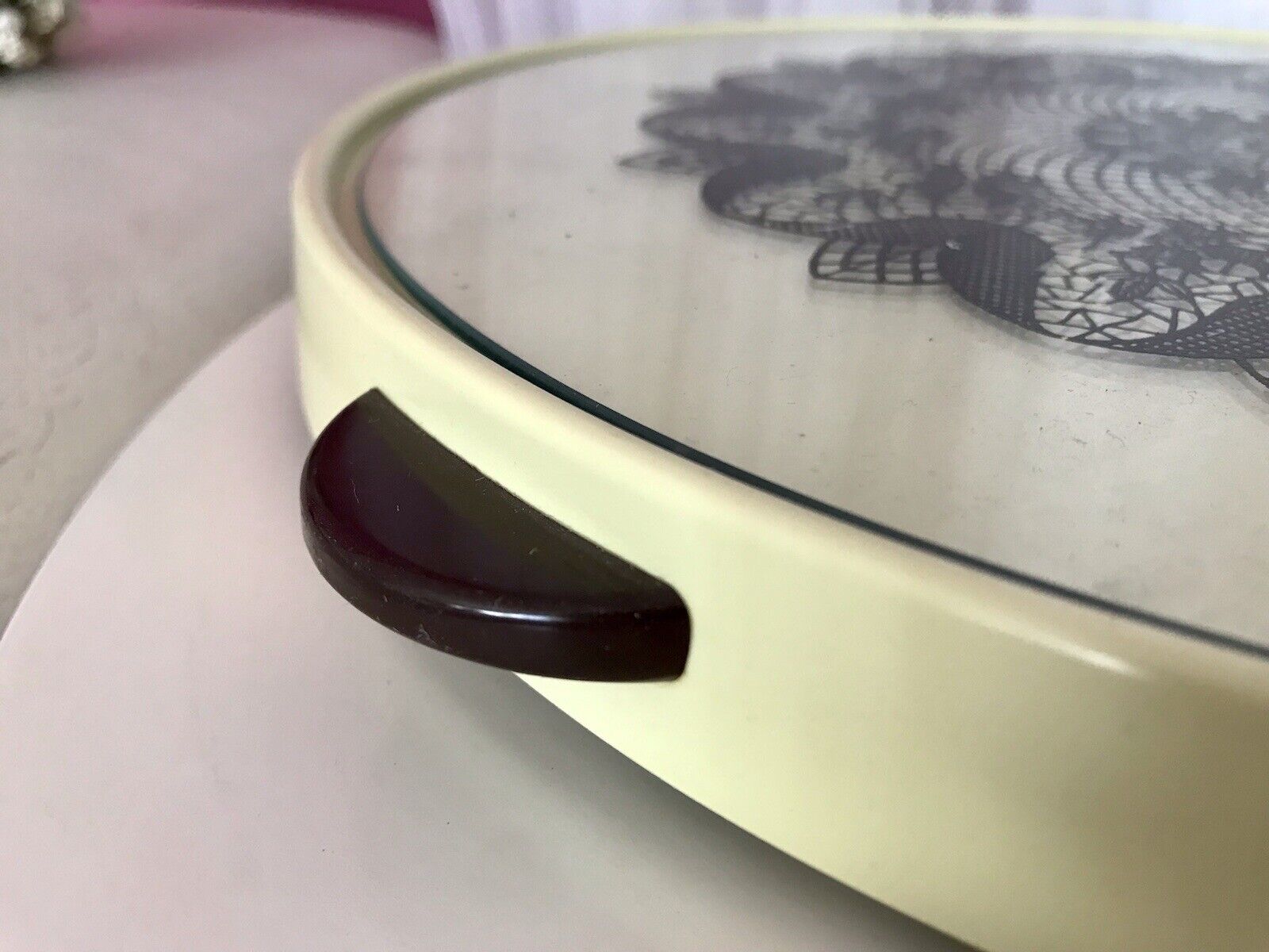 Vintage drehbare Tortenplatte Kunststoff & Glas Spitzen-Muster Vanille schwarz