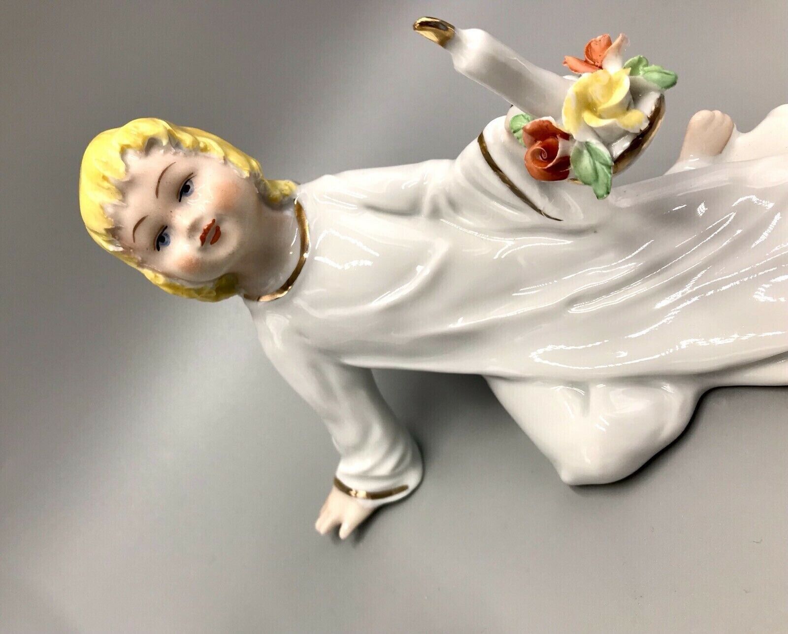 Weihnachten 2 ältere schöne 19 cm große Engel mit Harfe Porzellan Figuren
